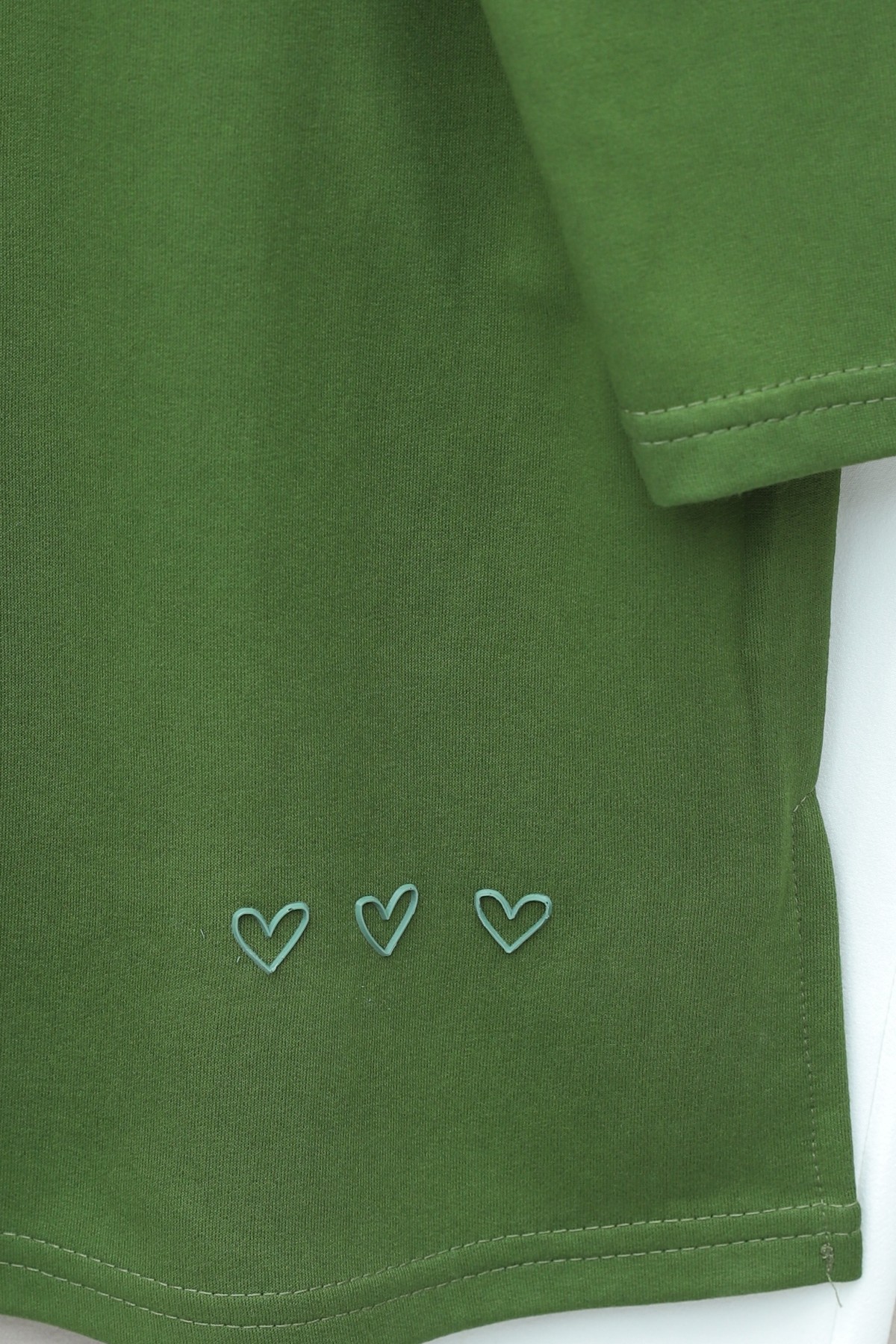 Loose-fitting cotton tunic with heart detail and slit at the hem. -Green