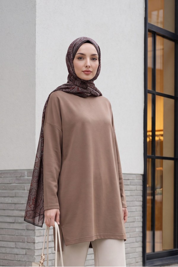 سترة قطنية فضفاضة مزينة بتفاصيل على شكل قلب وفتحة عند الحافة.    -قهوة مفتوحة