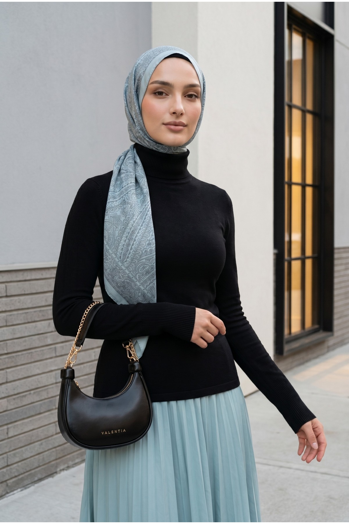 بلوزة داخلية بأكمام طويلة وياقة عالية -Black