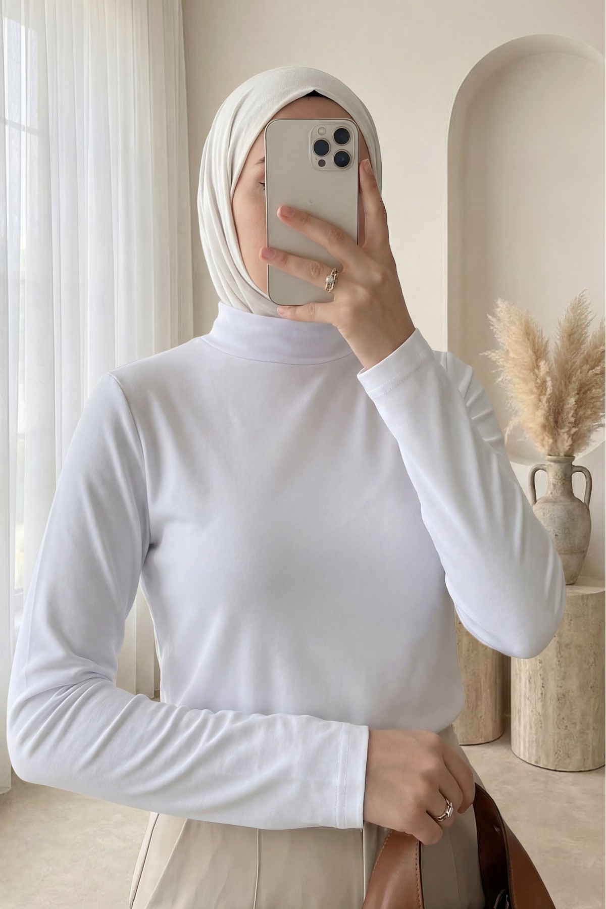 بلوزة داخلية بأكمام طويلة وياقة عالية -أبيض