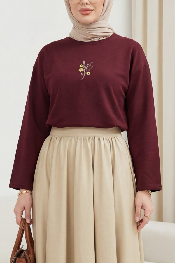 بلوزة جيرسي فضفاضة برقبة دائرية مزينة بتطريزات زهرية في الأمام  -بوردو