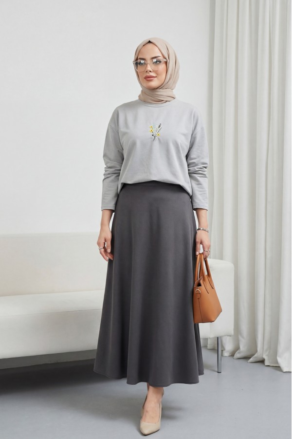 بلوزة جيرسي فضفاضة برقبة دائرية مزينة بتطريزات زهرية في الأمام   -اللون الرمادي