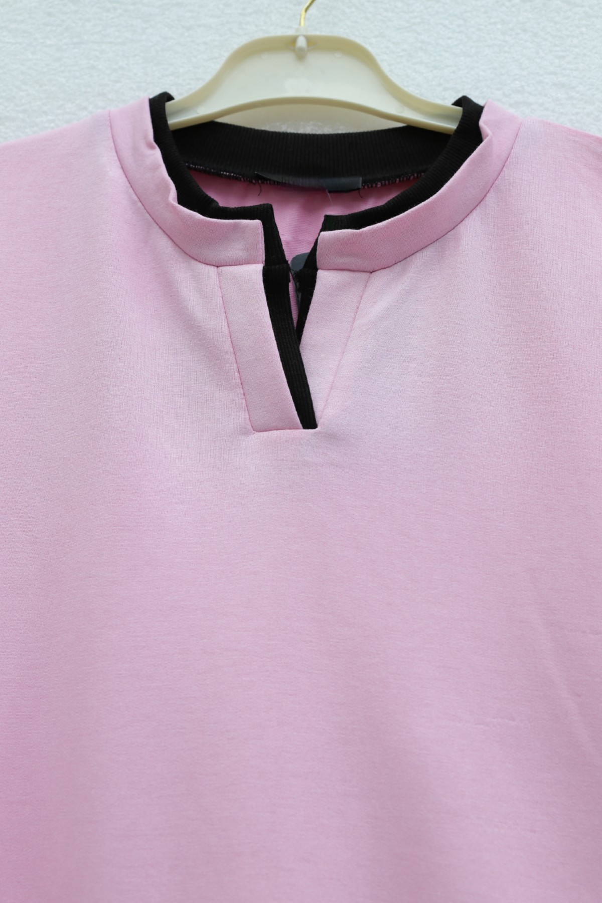 بلوزة قطنية مزدوجة الطبقات بياقة على شكل حرف V وخيطين -وردي