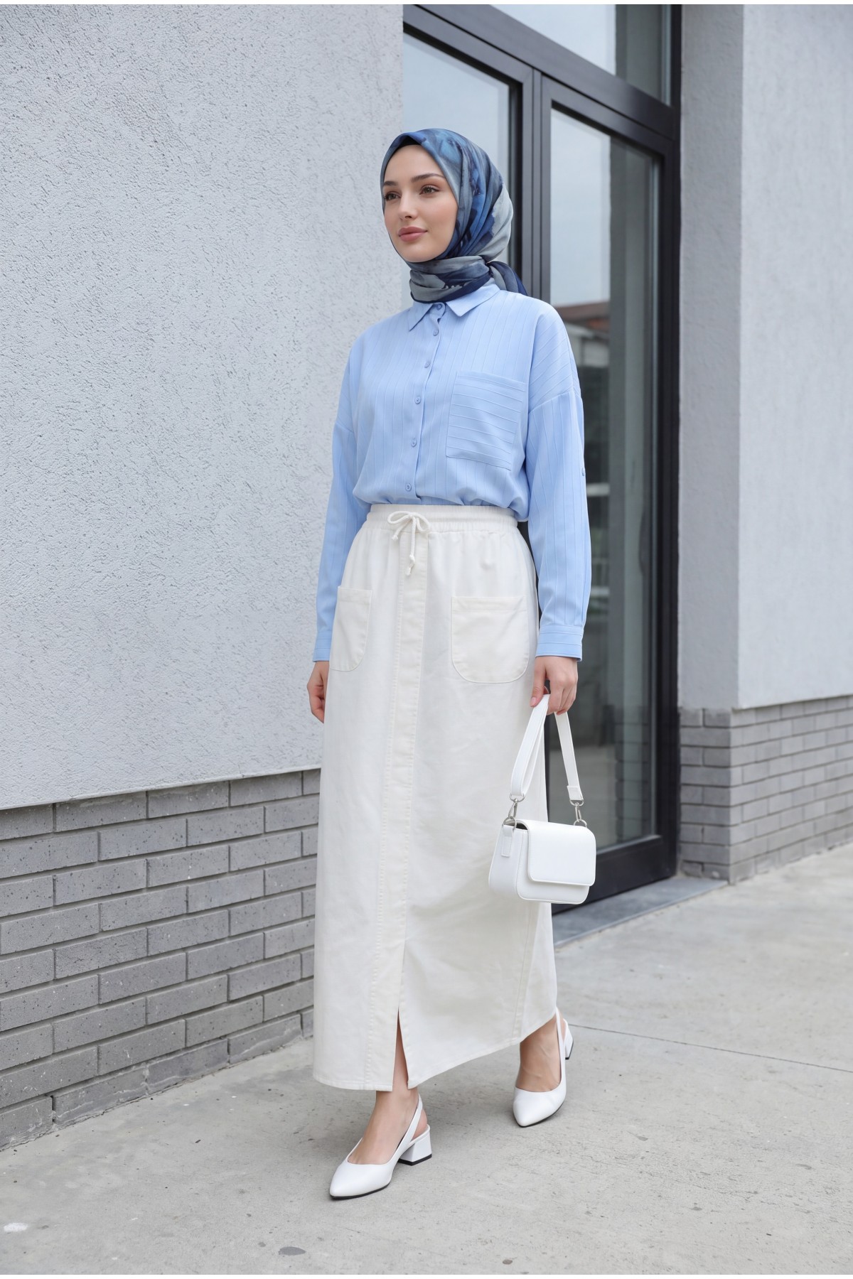Linen-look skirt with elasticated waist and slit. -White
