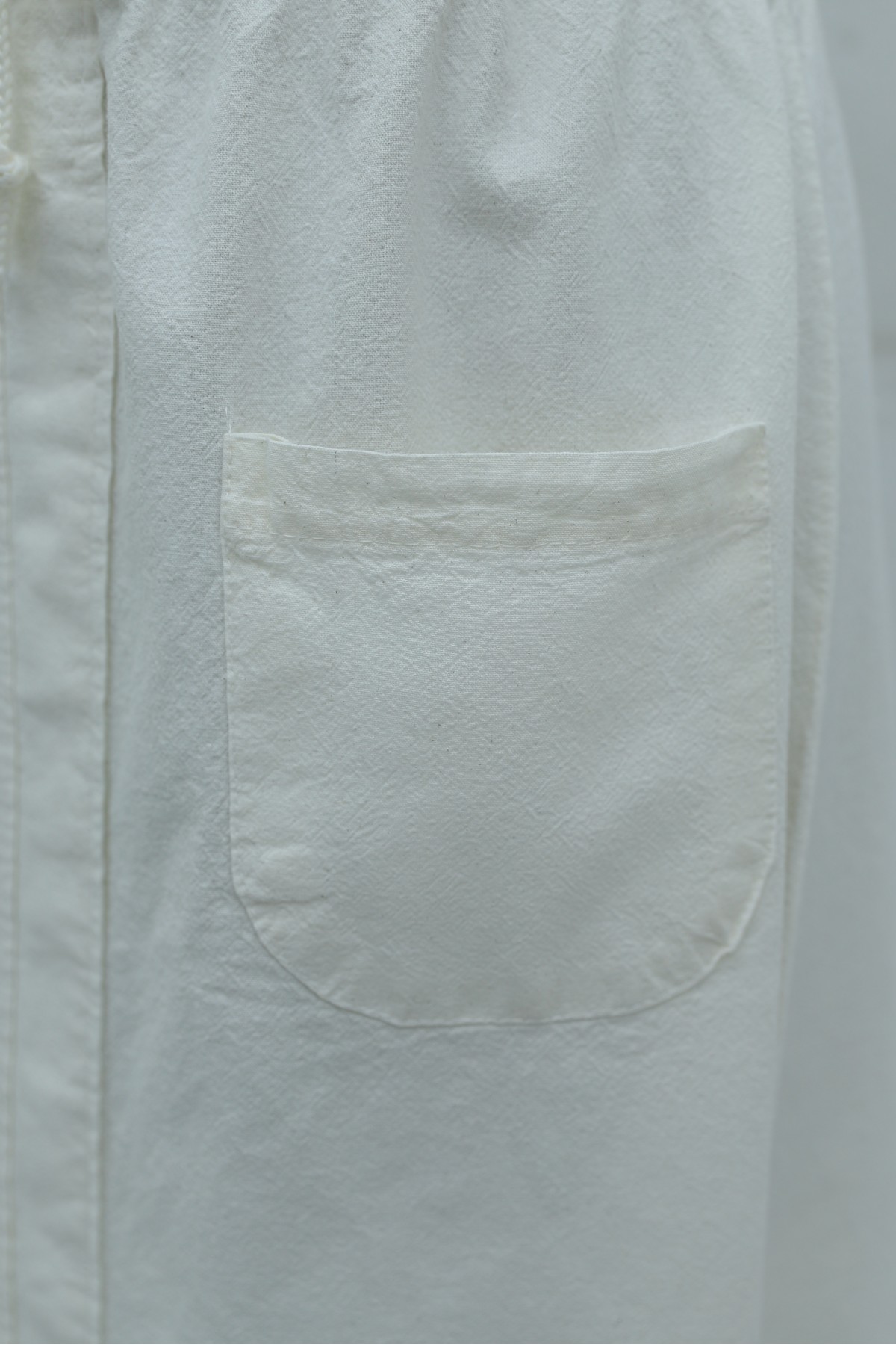 Linen-look skirt with elasticated waist and slit. -White