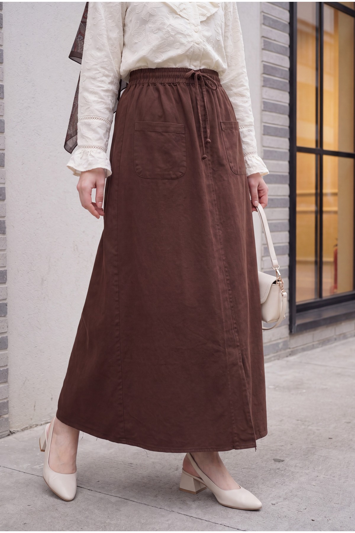 Linen-look skirt with elasticated waist and slit. -Brown