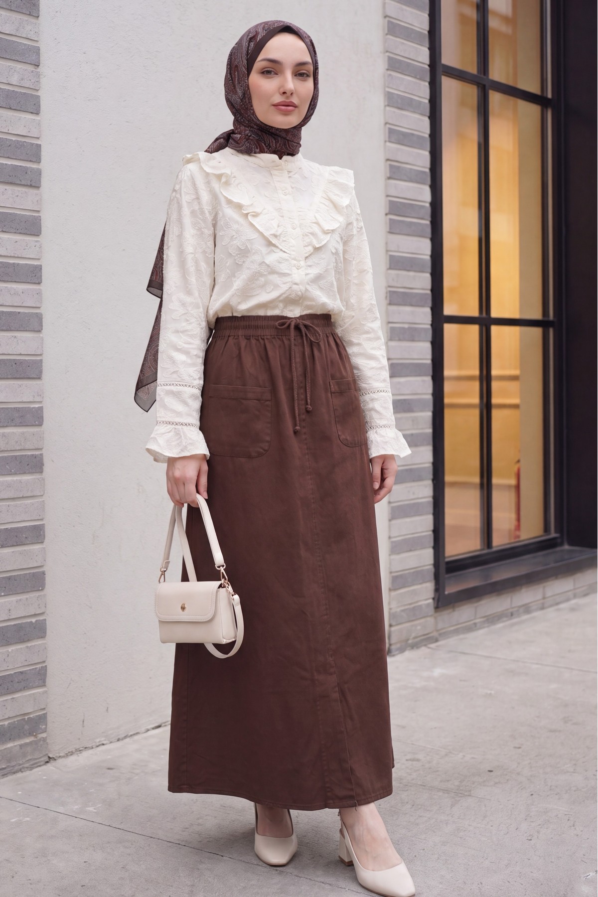 Linen-look skirt with elasticated waist and slit. -Brown