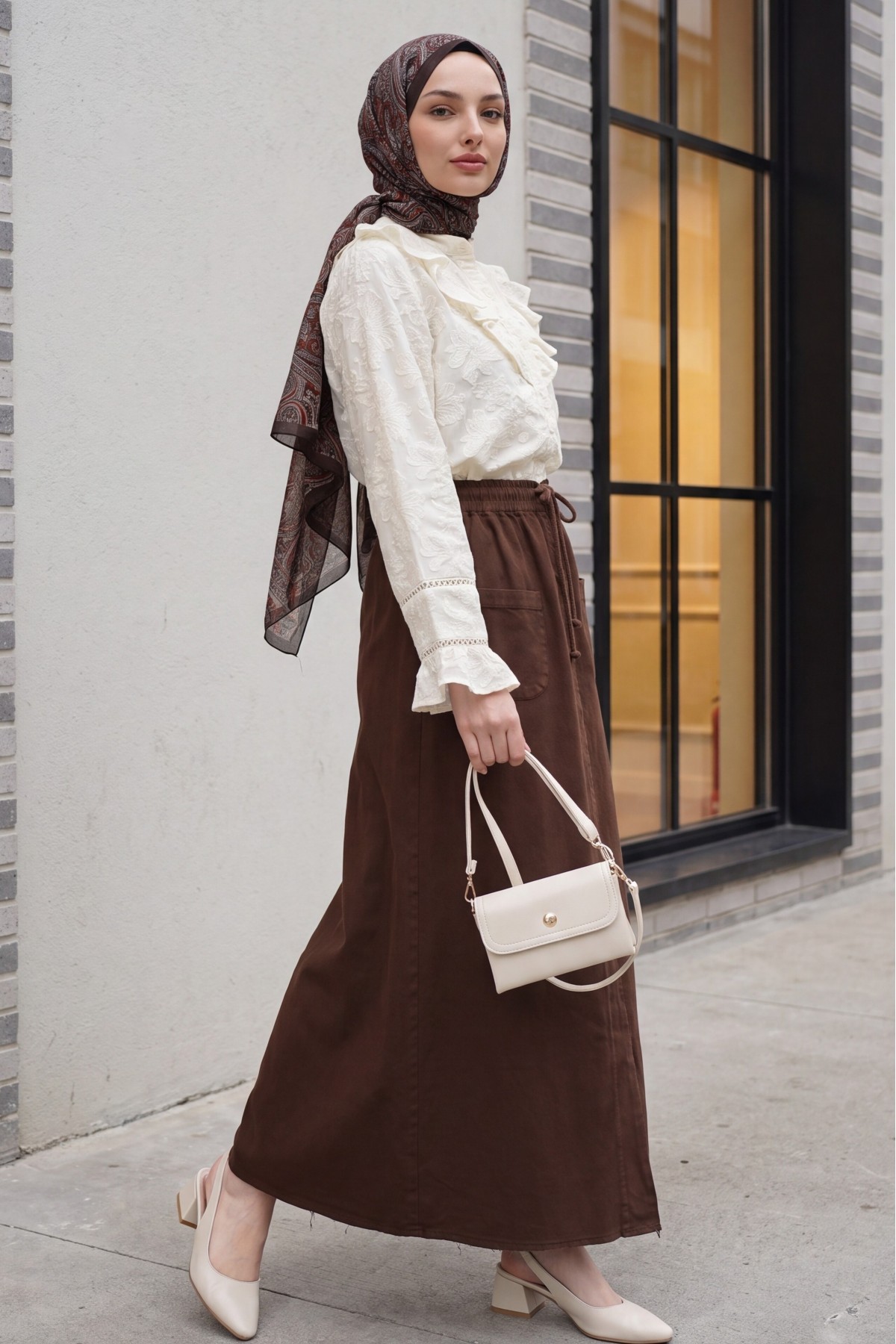 Linen-look skirt with elasticated waist and slit. -Brown