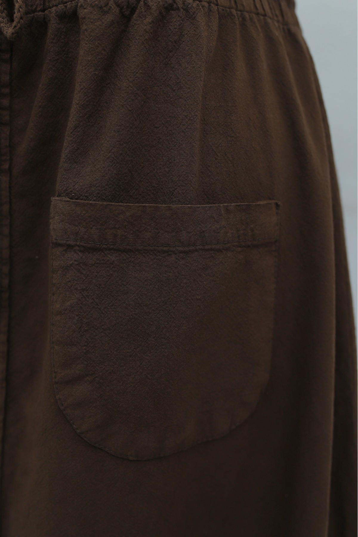 Linen-look skirt with elasticated waist and slit. -Brown