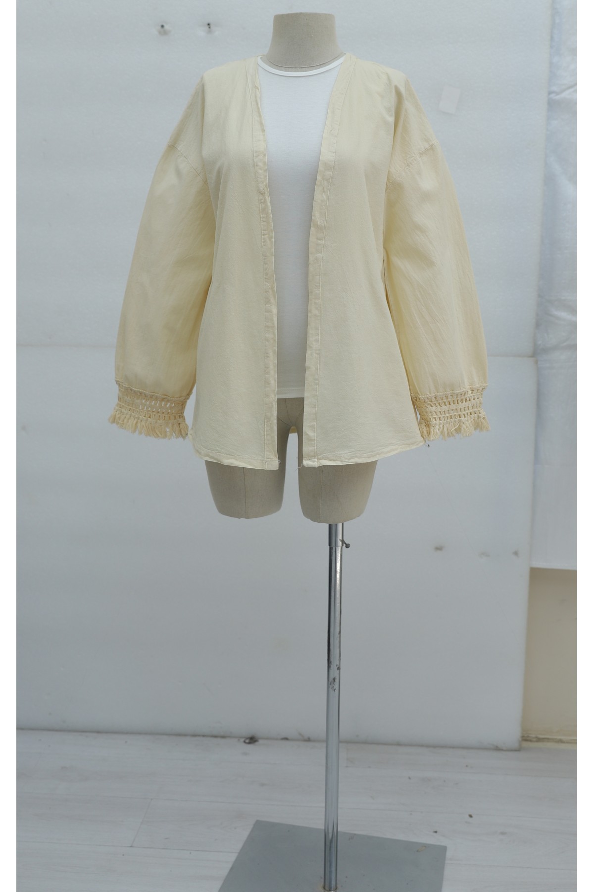 Kolları Püsküllü Beli Kemerli Keten Kimono  -Krem