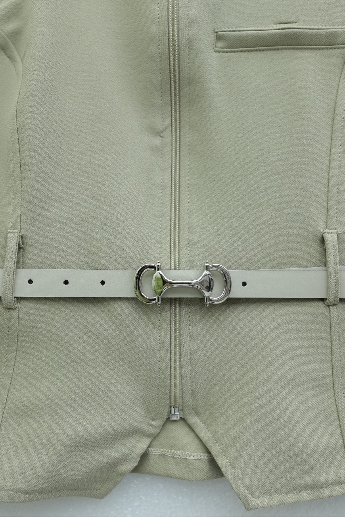 طقم تنورة مائلة بسحاب أمامي، وجيب، وحزام عند الخصر -حجر