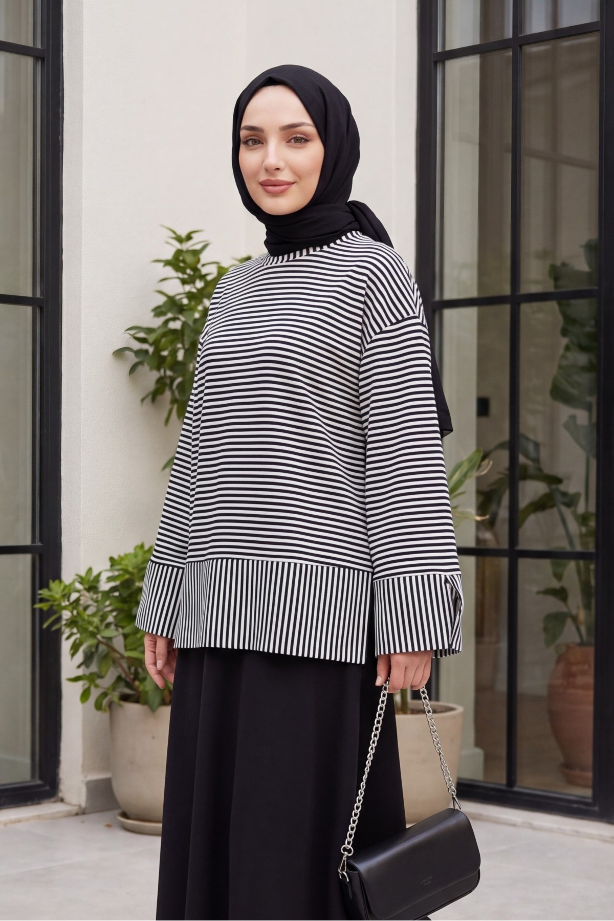 سويت شيرت مخطط بياقة دائرية وفتحة جانبية من الفسكوز -أسود