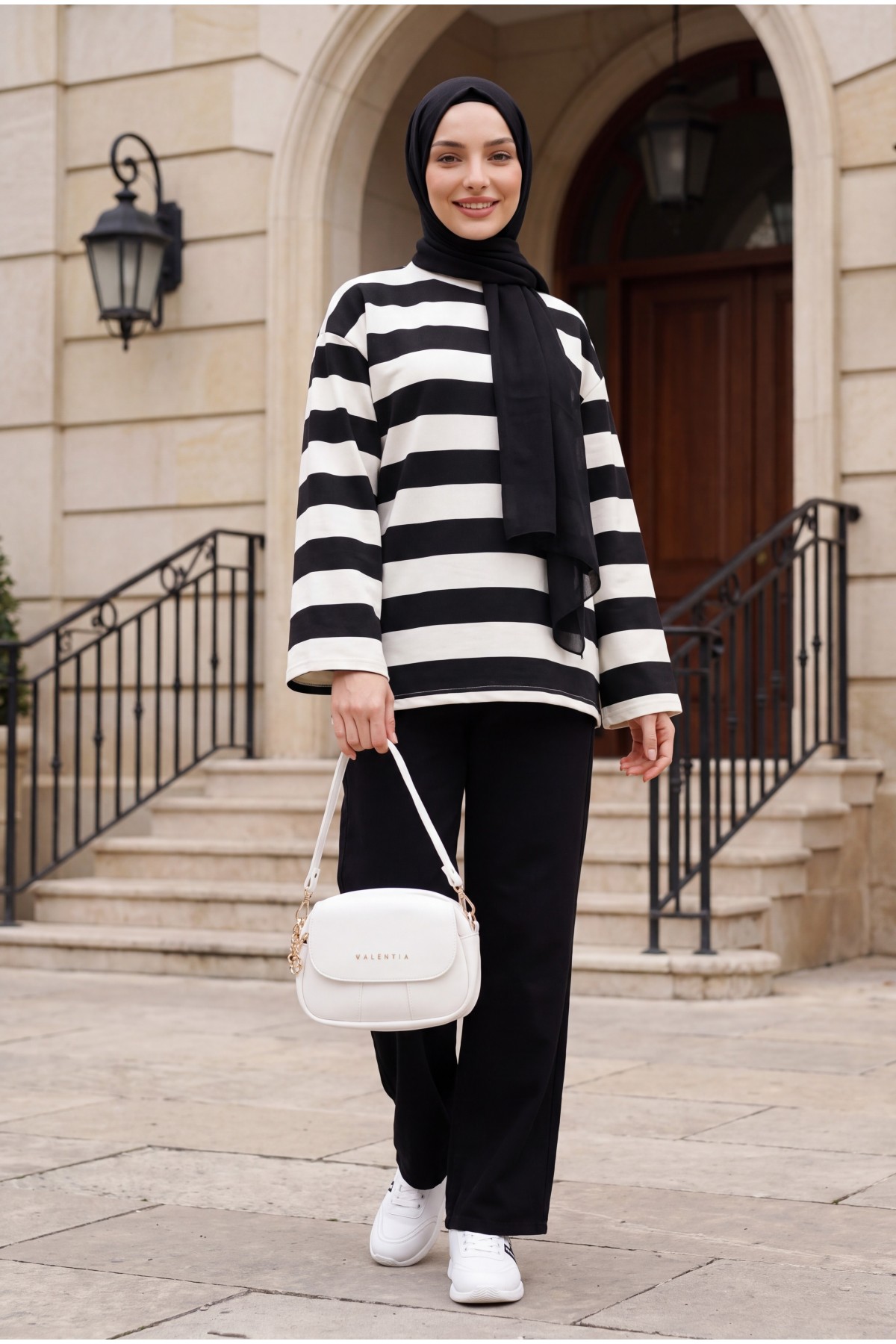 Crew Neck Thick-Striped Sweatshirt -Black