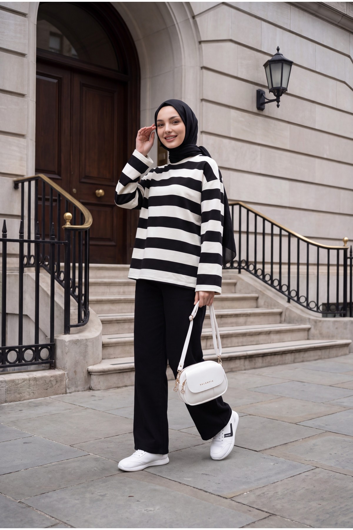 Crew Neck Thick-Striped Sweatshirt -Black