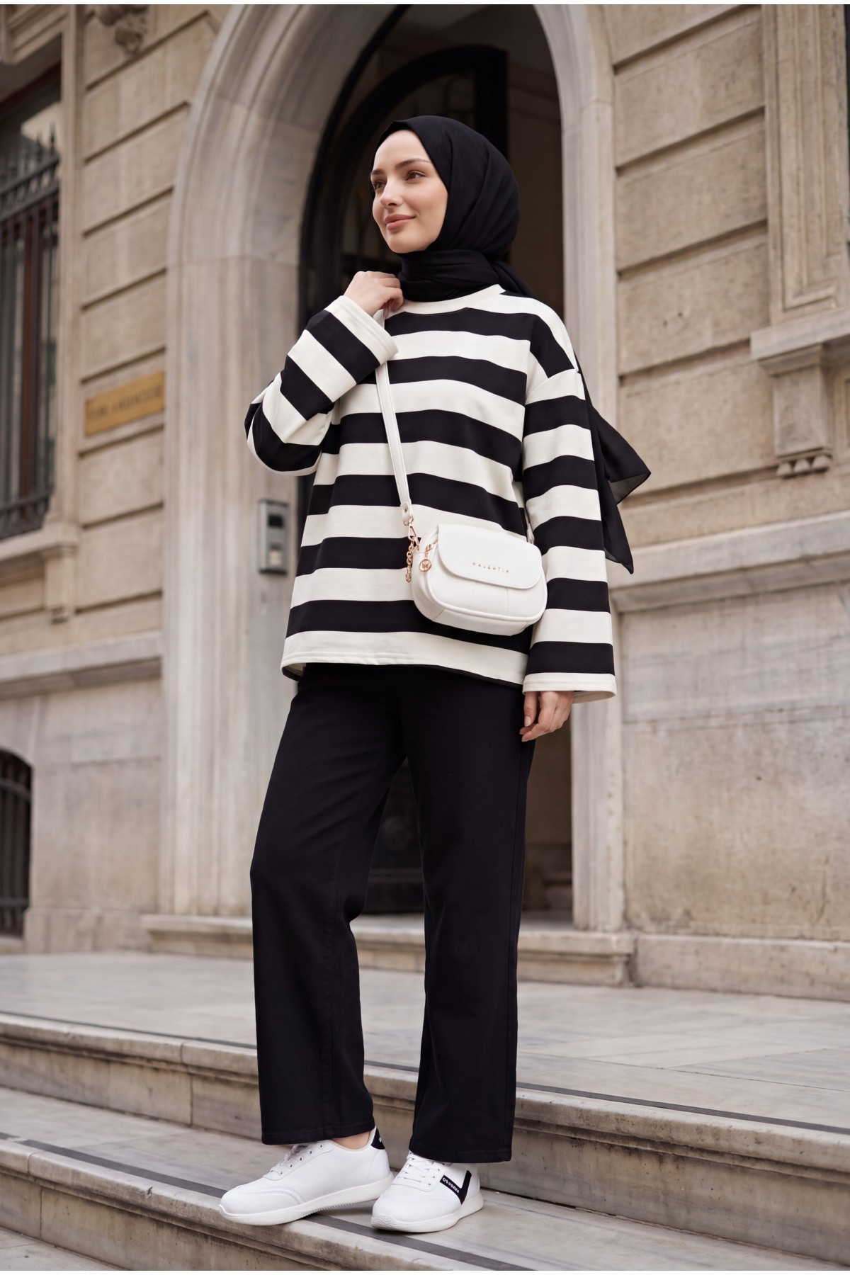 Crew Neck Thick-Striped Sweatshirt -Black