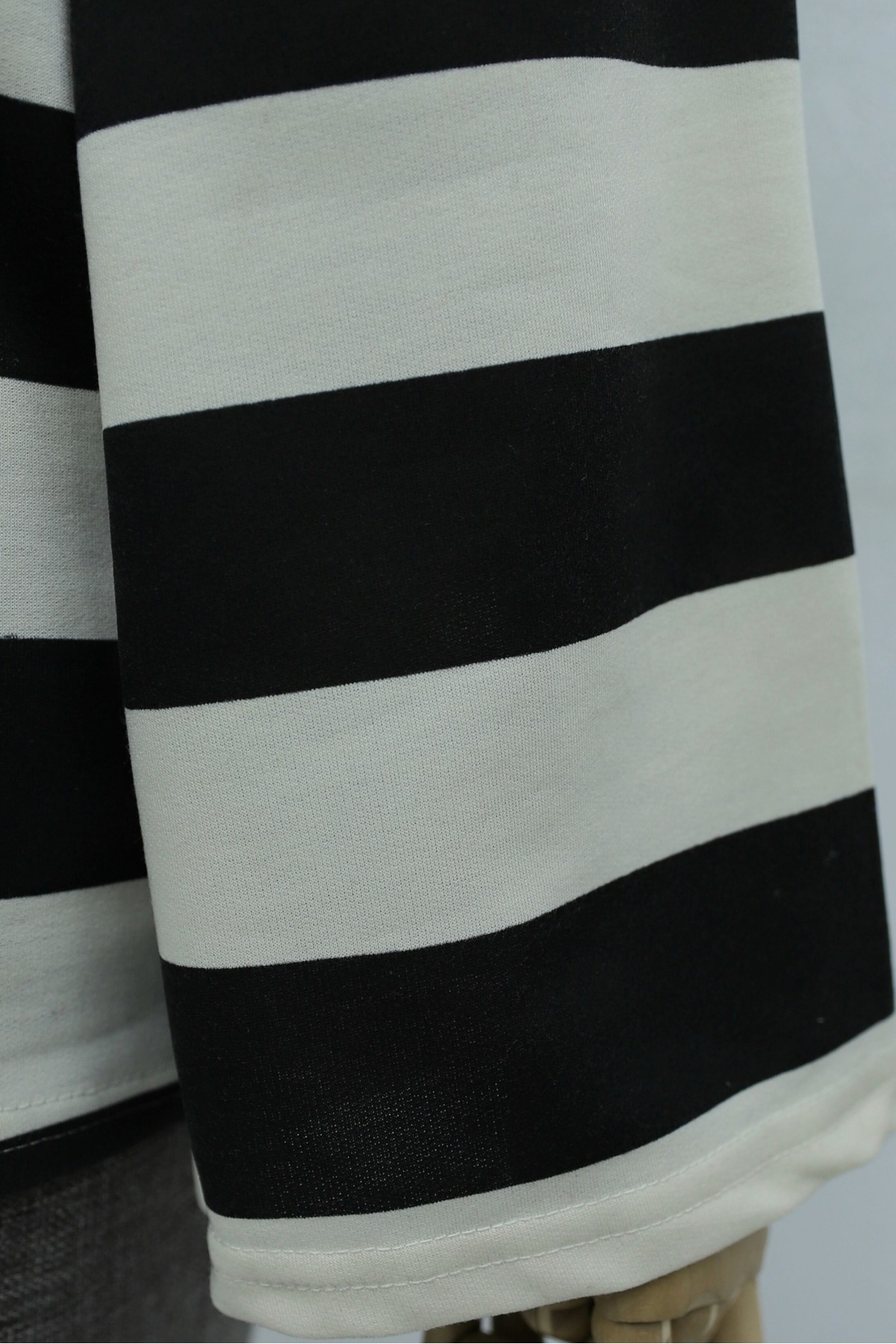 Crew Neck Thick-Striped Sweatshirt -Black