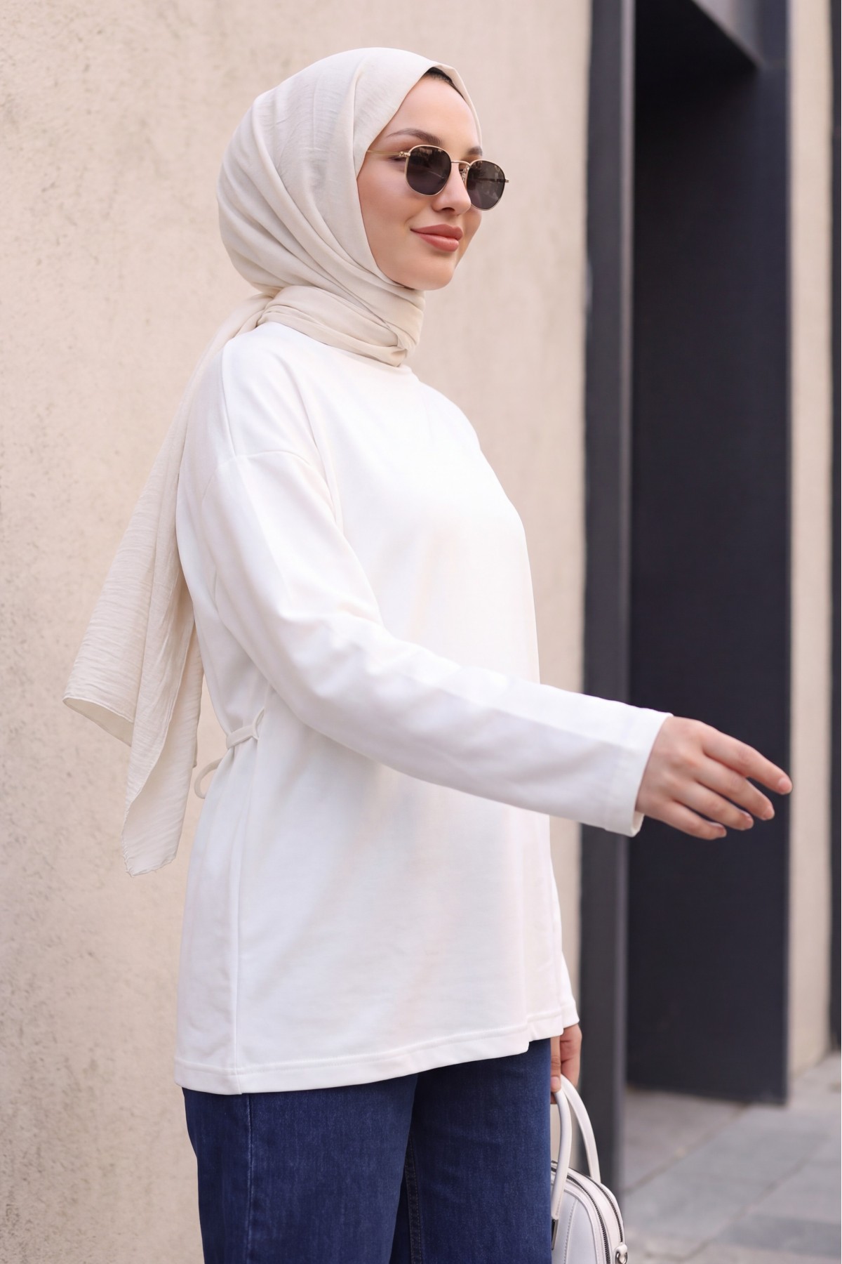 سويت شيرت مطاطي من البوليستر والفيسكوز مع رباط عند الخصر -أبيض