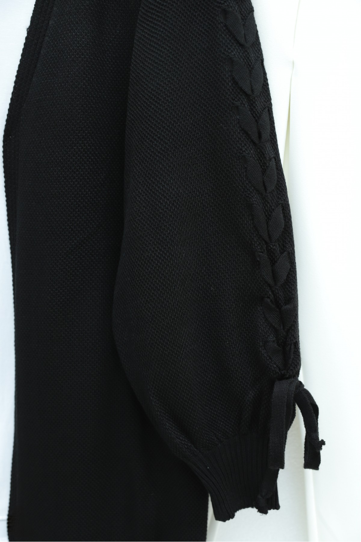 Loose-fitting knitted cardigan with braided sleeves -Black