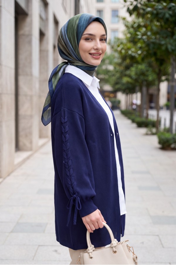 Loose-fitting knitted cardigan with braided sleeves -Navy blue