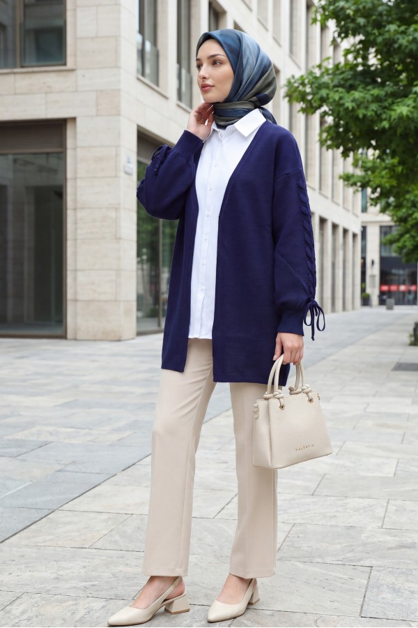 Loose-fitting knitted cardigan with braided sleeves -Navy blue