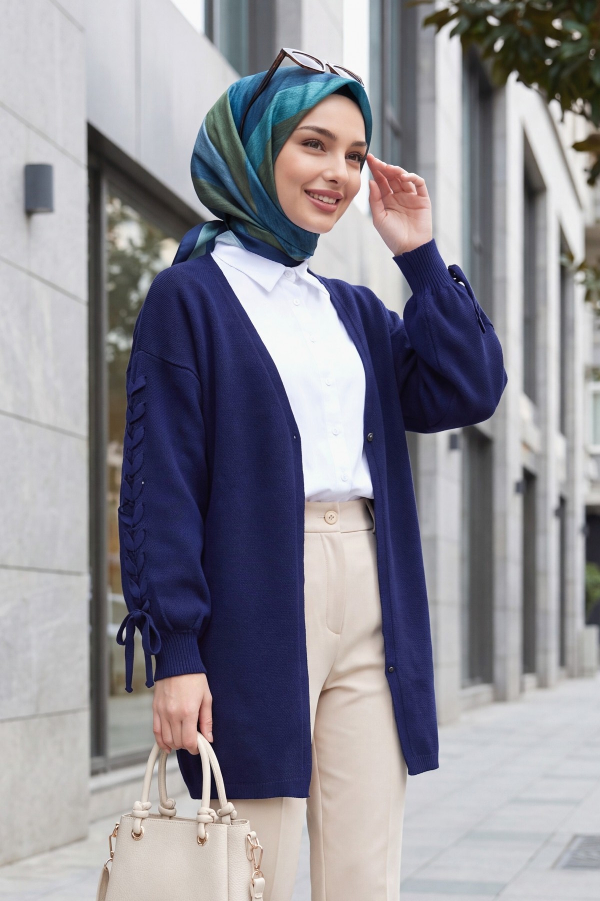 Loose-fitting knitted cardigan with braided sleeves -Navy blue