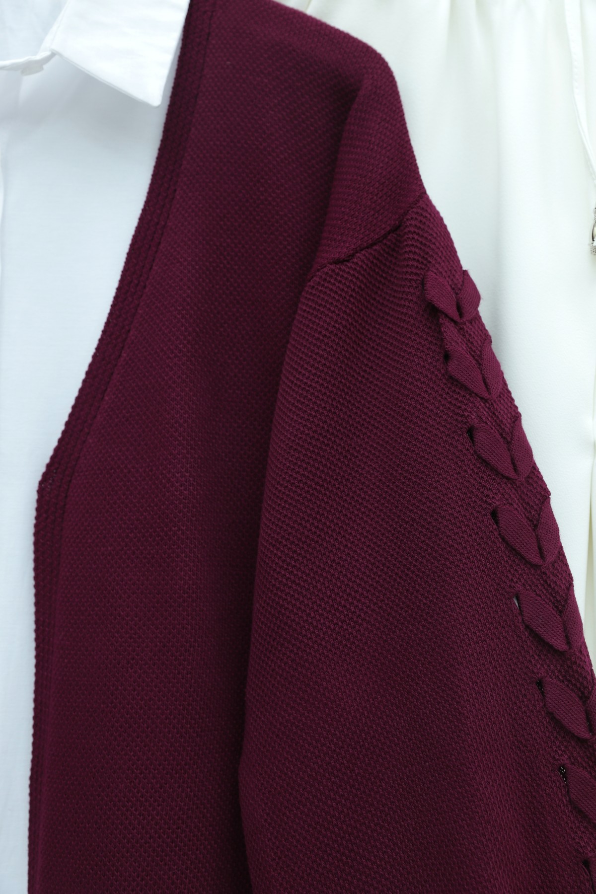 Loose-fitting knitted cardigan with braided sleeves -Maroon