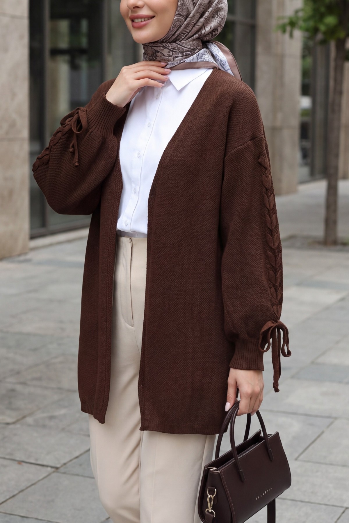 Loose-fitting knitted cardigan with braided sleeves -Brown