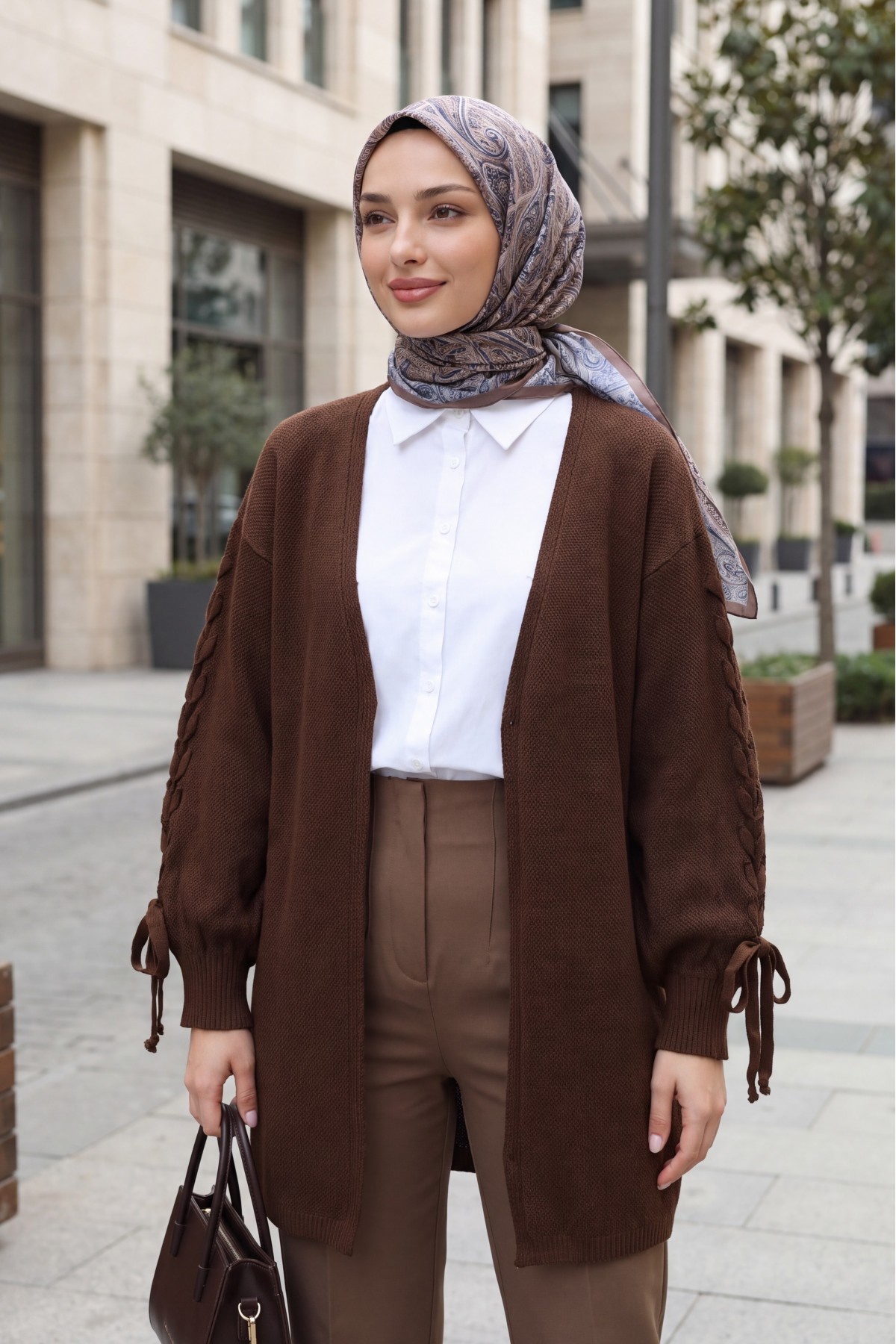 Loose-fitting knitted cardigan with braided sleeves -Brown
