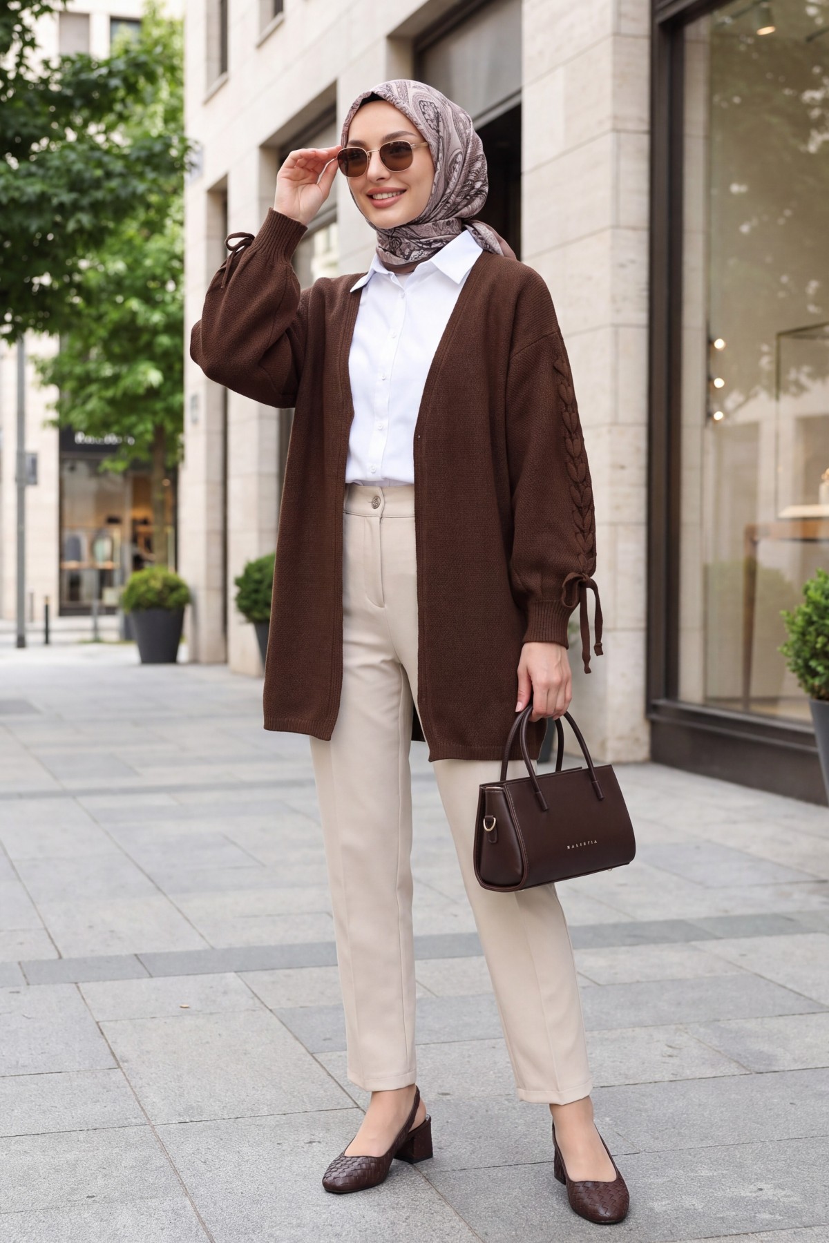 Loose-fitting knitted cardigan with braided sleeves -Brown