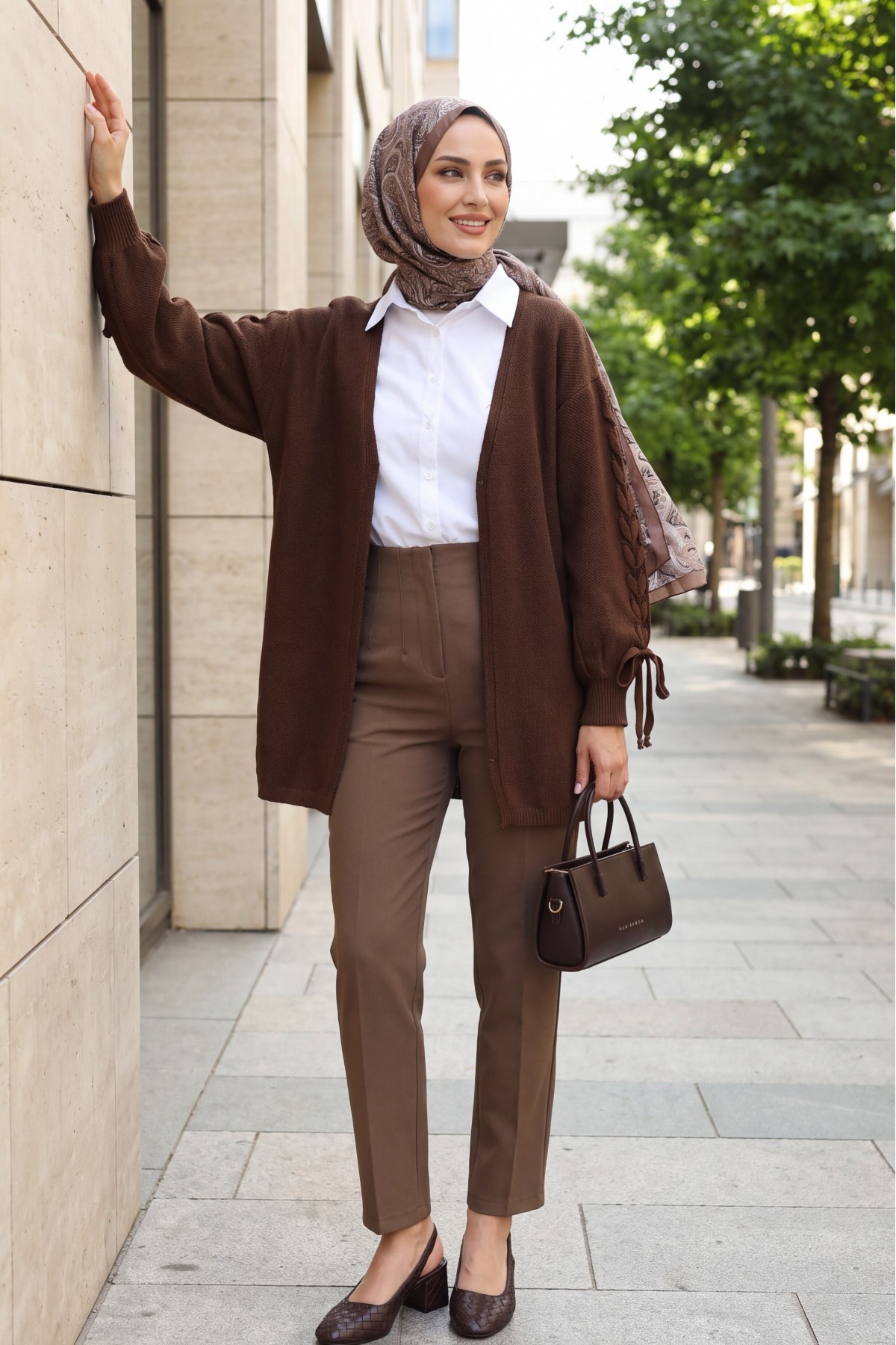Loose-fitting knitted cardigan with braided sleeves -Brown