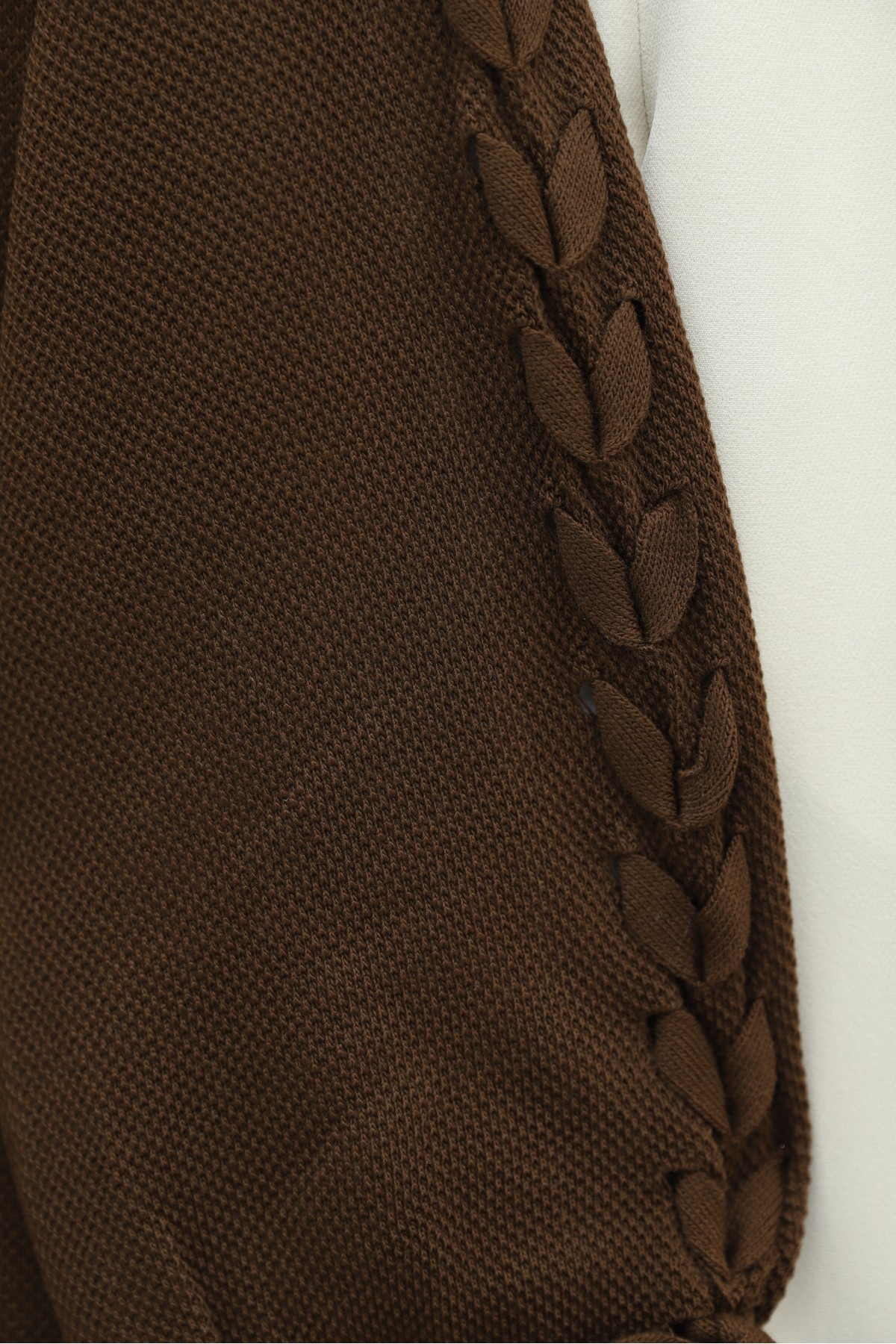 Loose-fitting knitted cardigan with braided sleeves -Brown