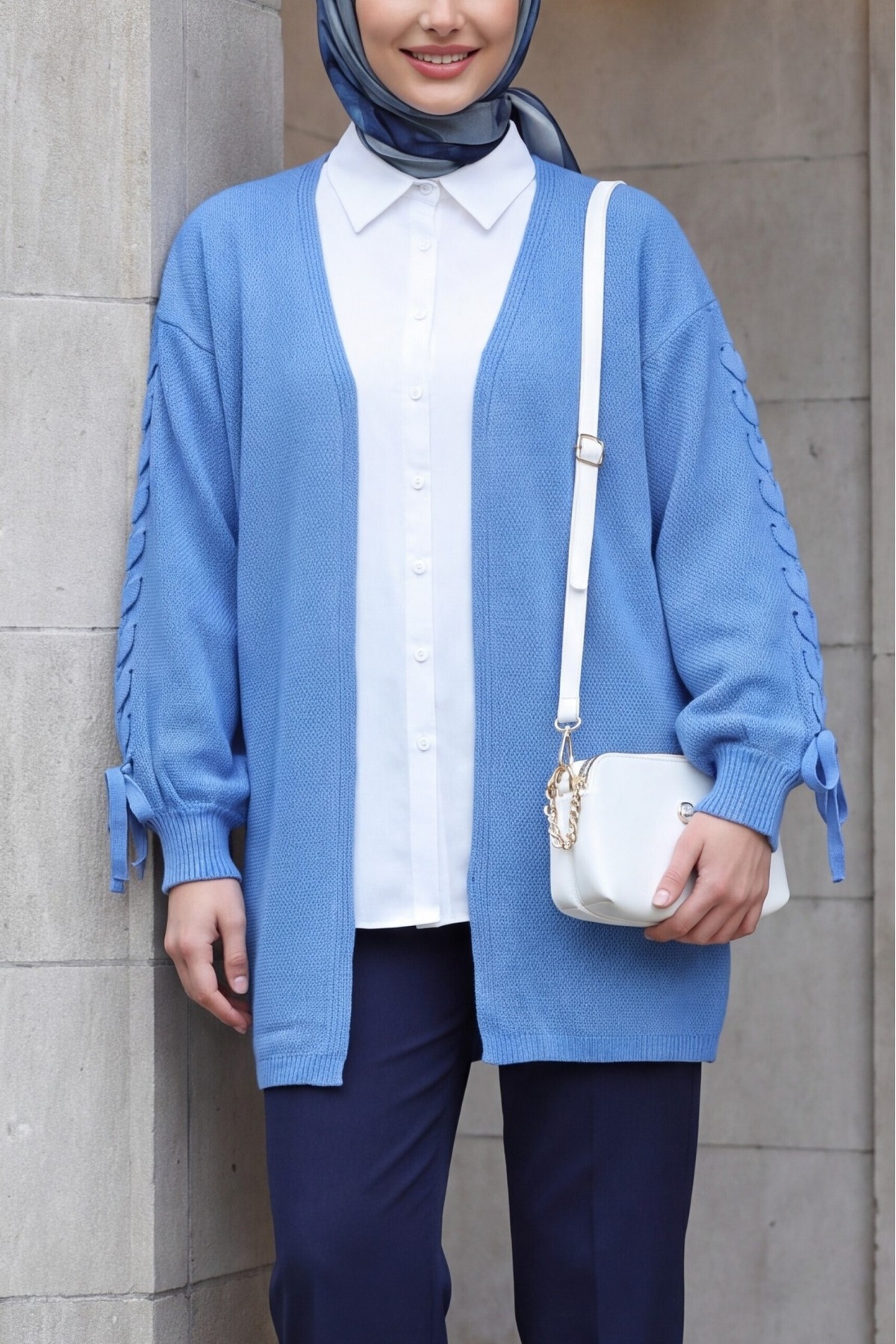 Loose-fitting knitted cardigan with braided sleeves -Blue