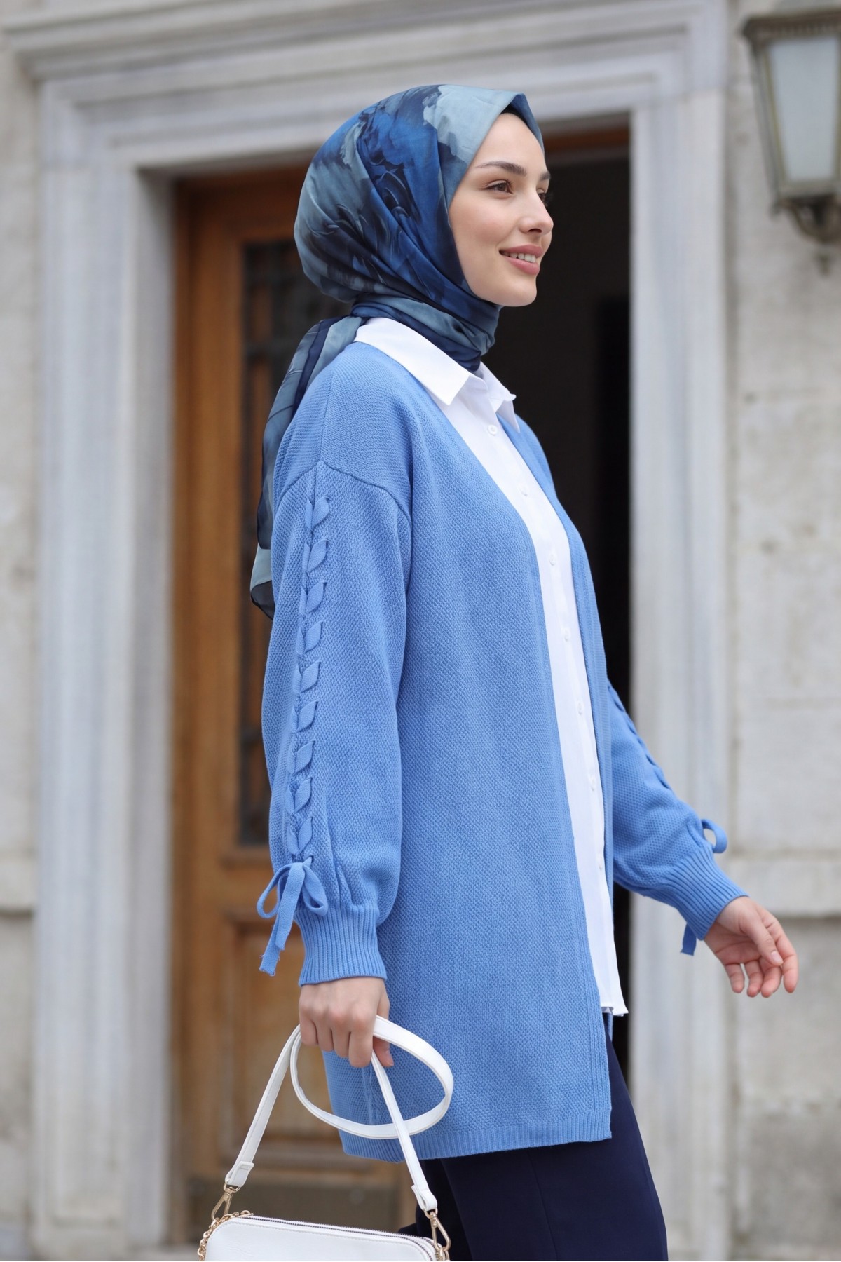 Loose-fitting knitted cardigan with braided sleeves -Blue