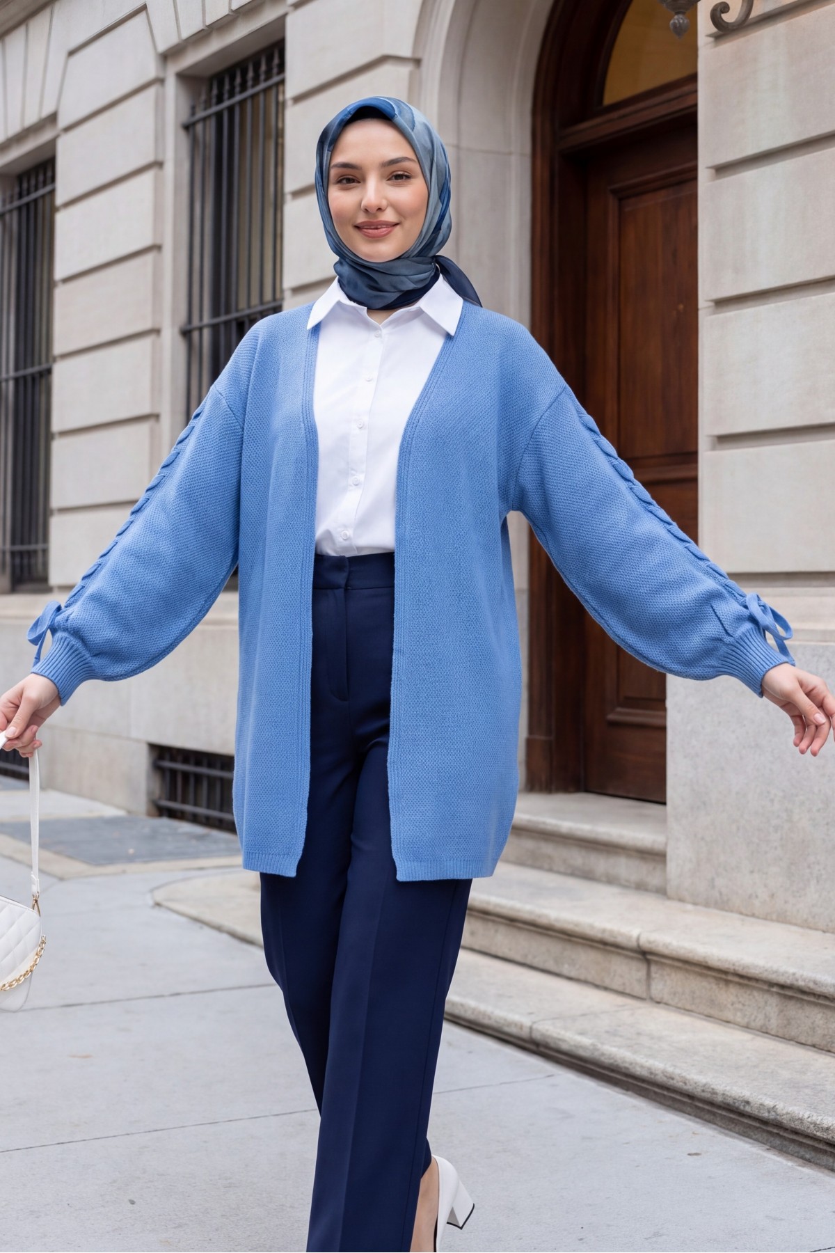 Loose-fitting knitted cardigan with braided sleeves -Blue