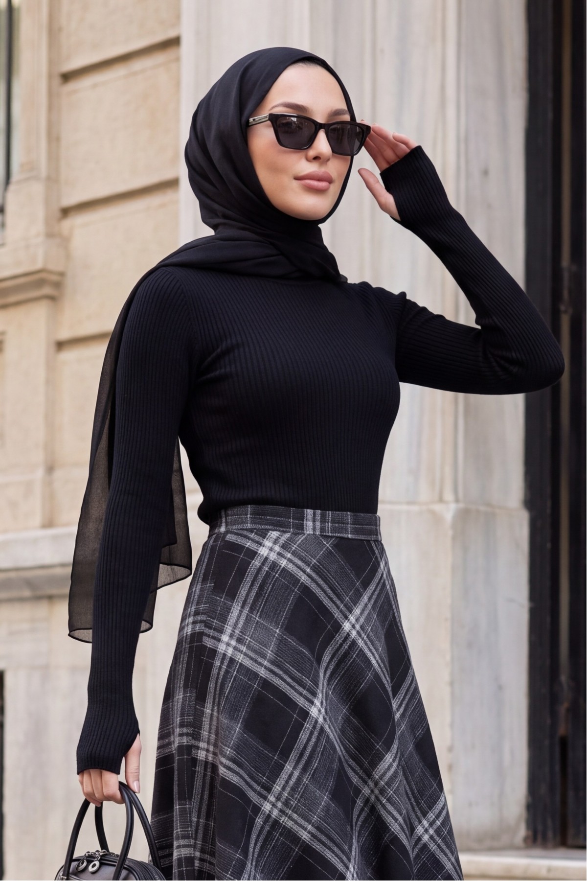 Boğazlı Parmak Geçirme Detaylı Triko Body -Siyah