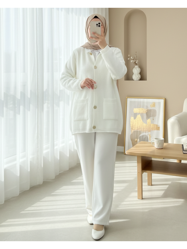 Önü Düğmeli Çift Cepli Yumoş Triko Hırka -Beyaz