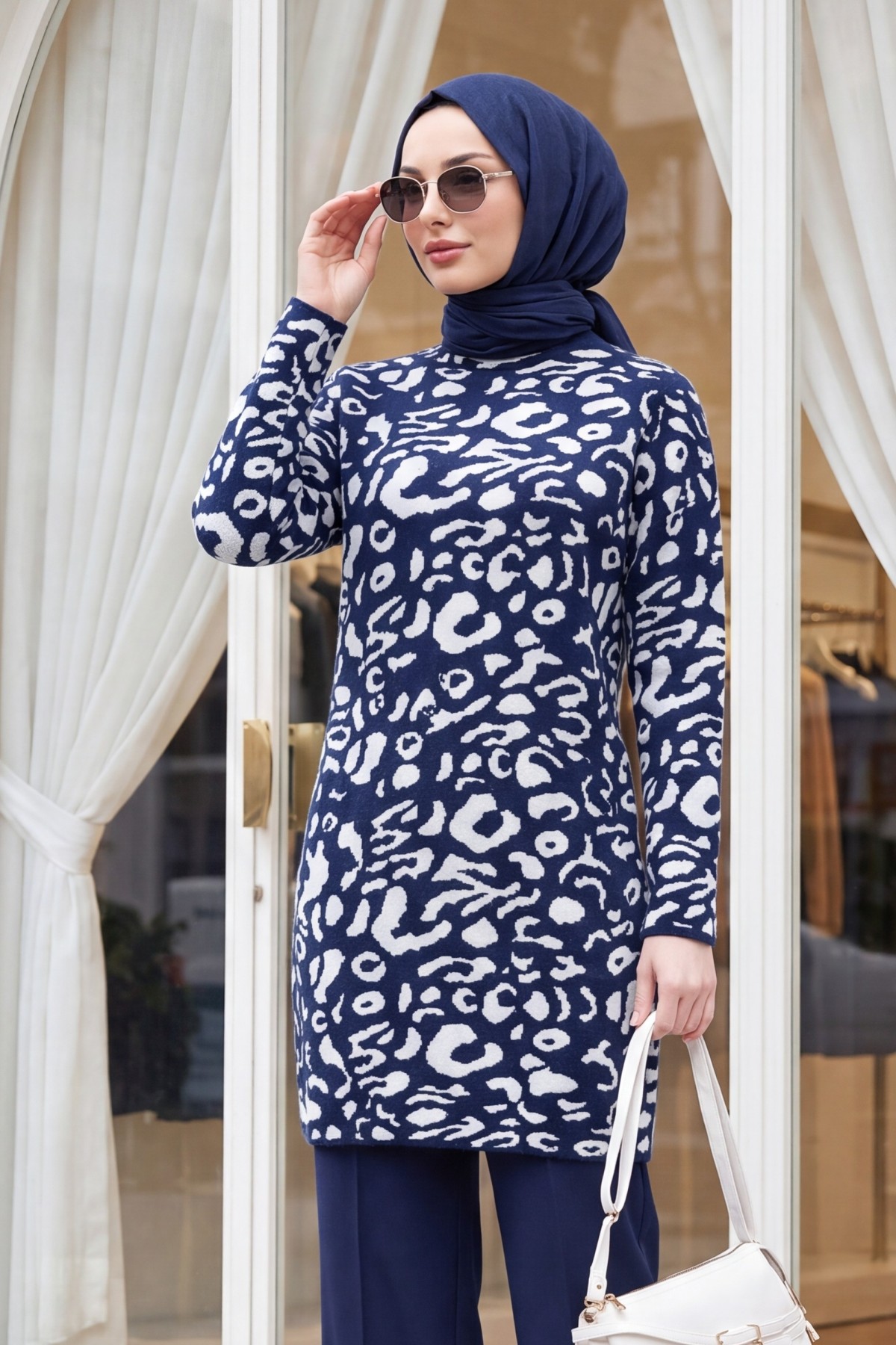 تونيك ناعم محبوك بنقوش وياقة عالية -كحلي