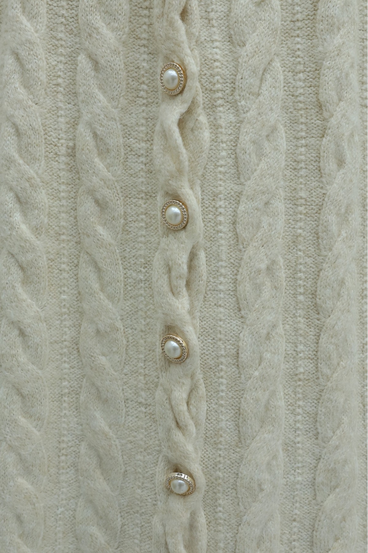 Saç Örgü Desenli İnci Düğmeli Triko Hırka -Krem