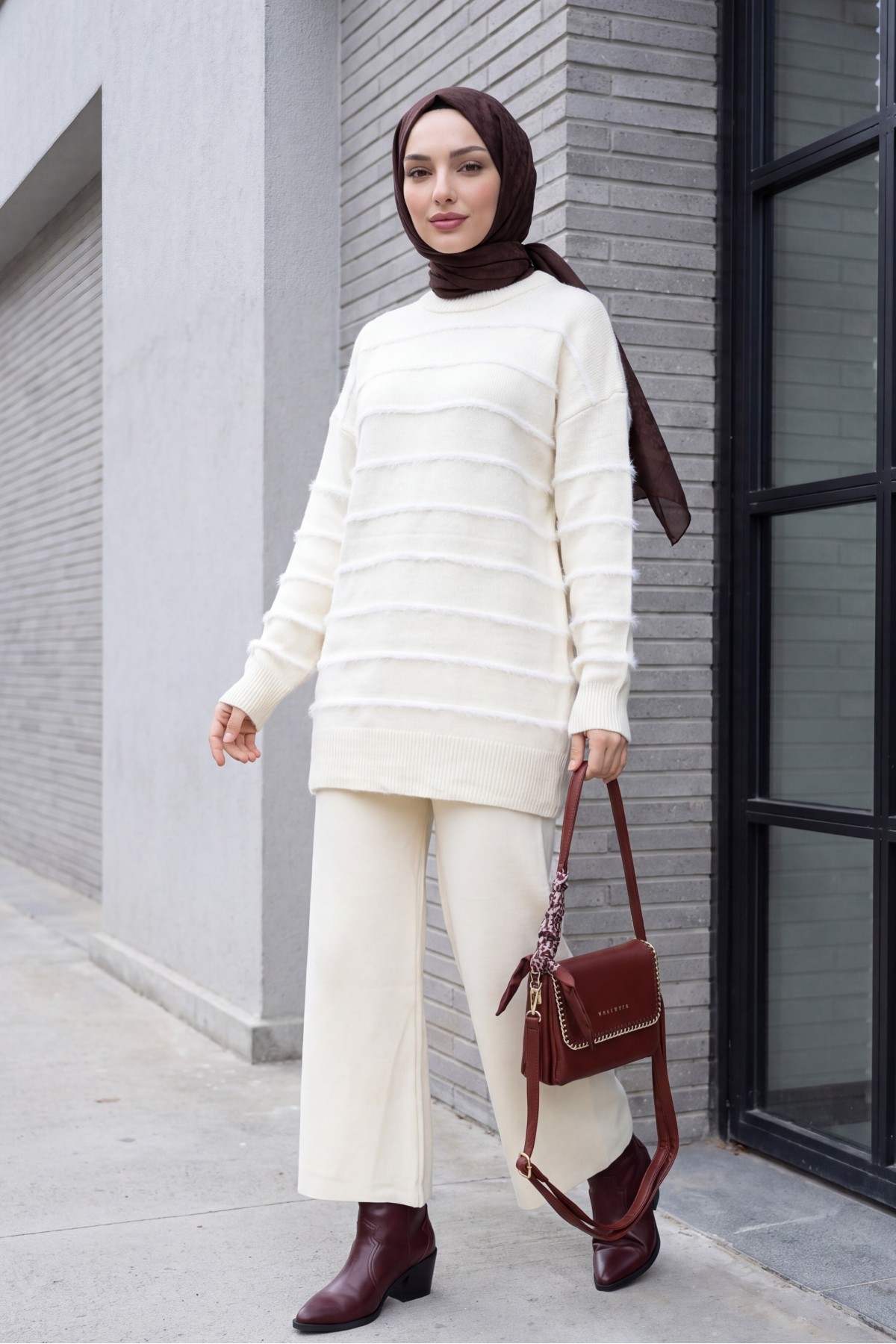 Knitted Set with Crew Neck, Striped Accents, and Matching Trousers -Cream color