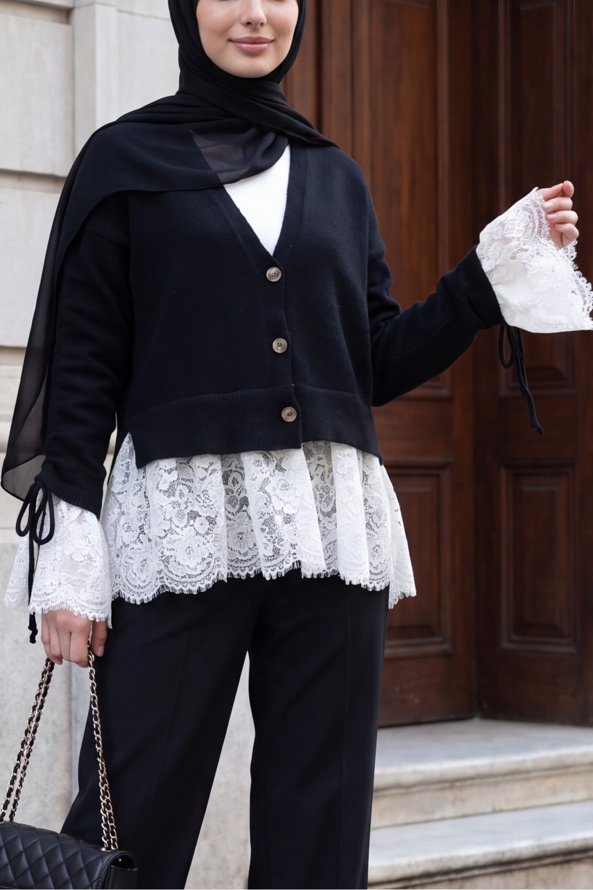 كارديجان ناعم محبوك بتفاصيل دانتيل على الحافة والأكمام وإغلاق بأزرار -أسود