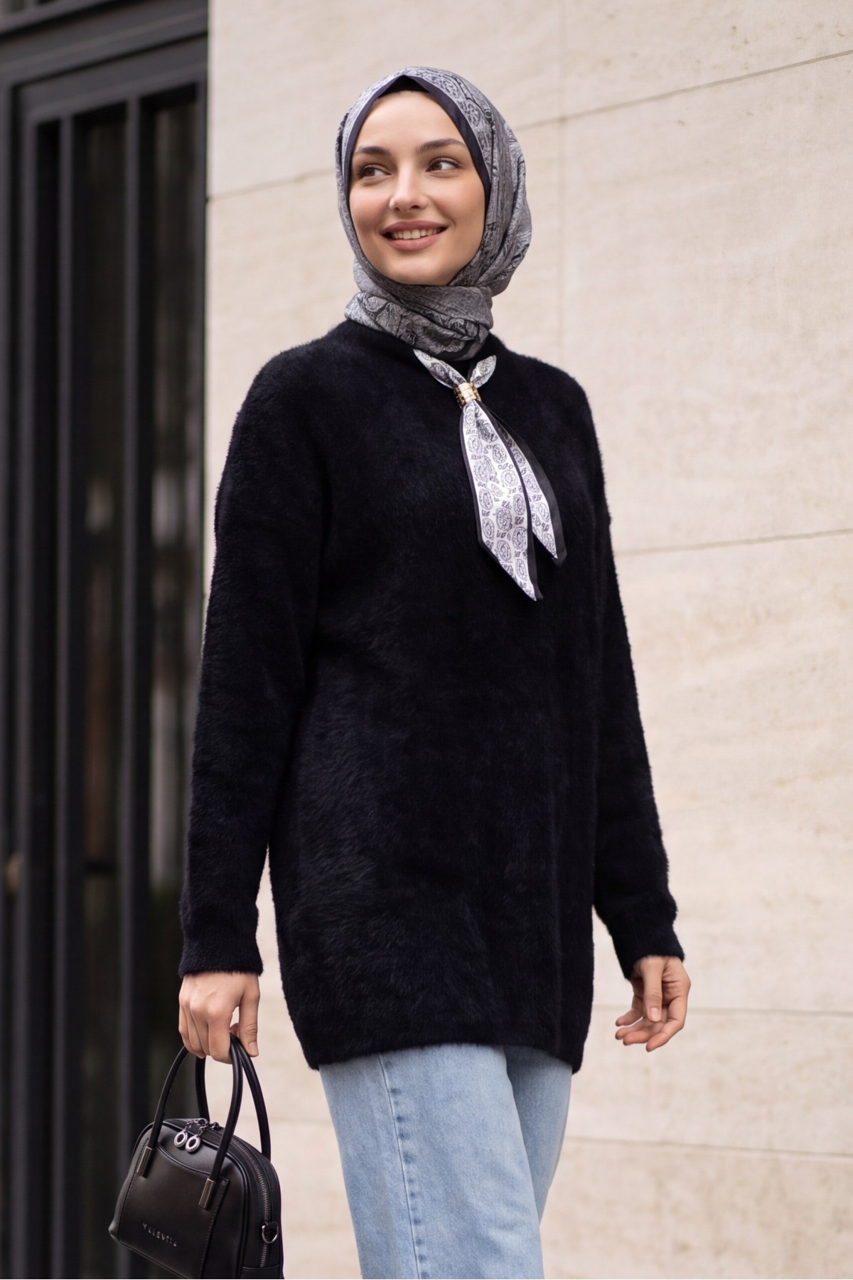 Yakası Fular Detaylı Yumoş Triko Tunik -Siyah