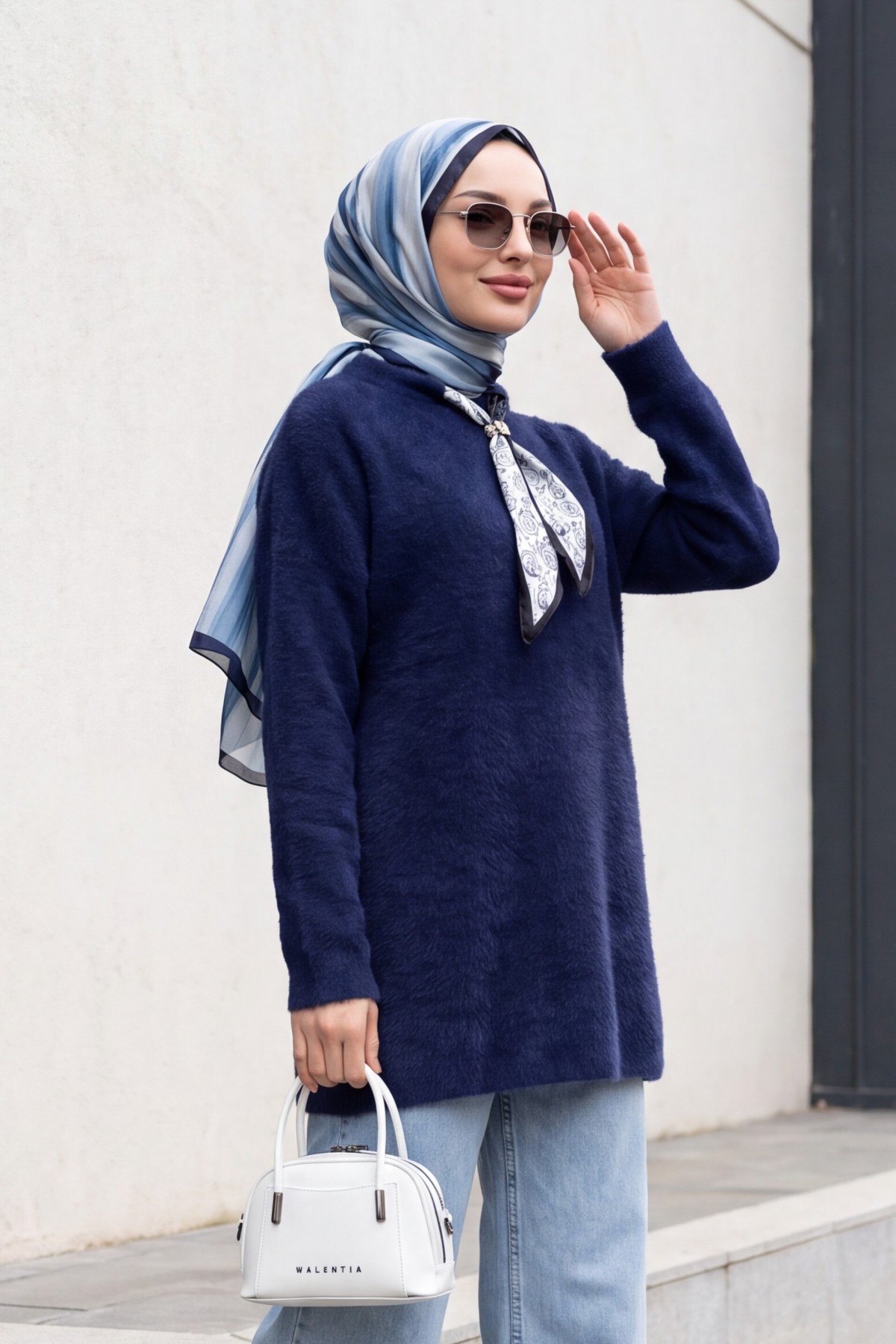 Yakası Fular Detaylı Yumoş Triko Tunik -Lacivert