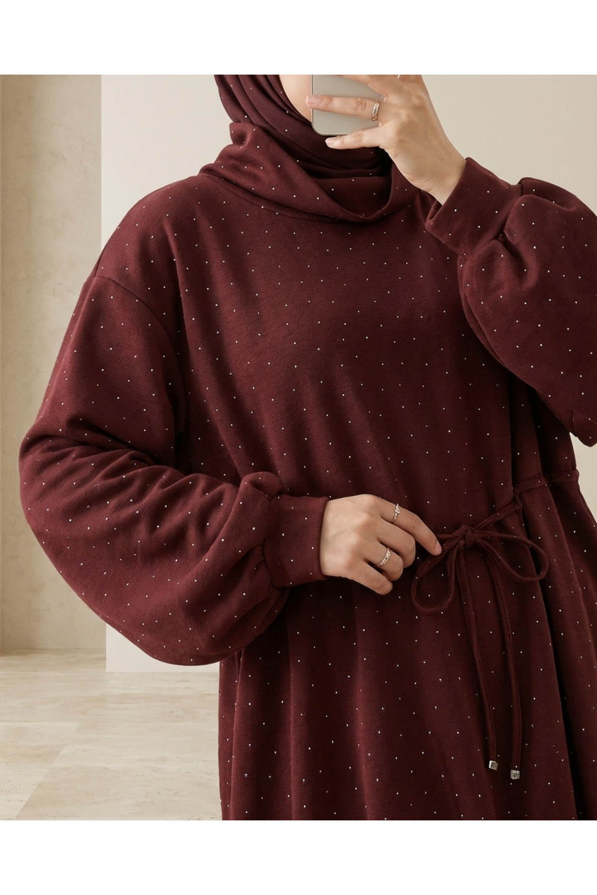 سويت شيرت من أويشو مع تنورة مرنة وخصر مربوط وياقة مدورة نصفية -بوردو