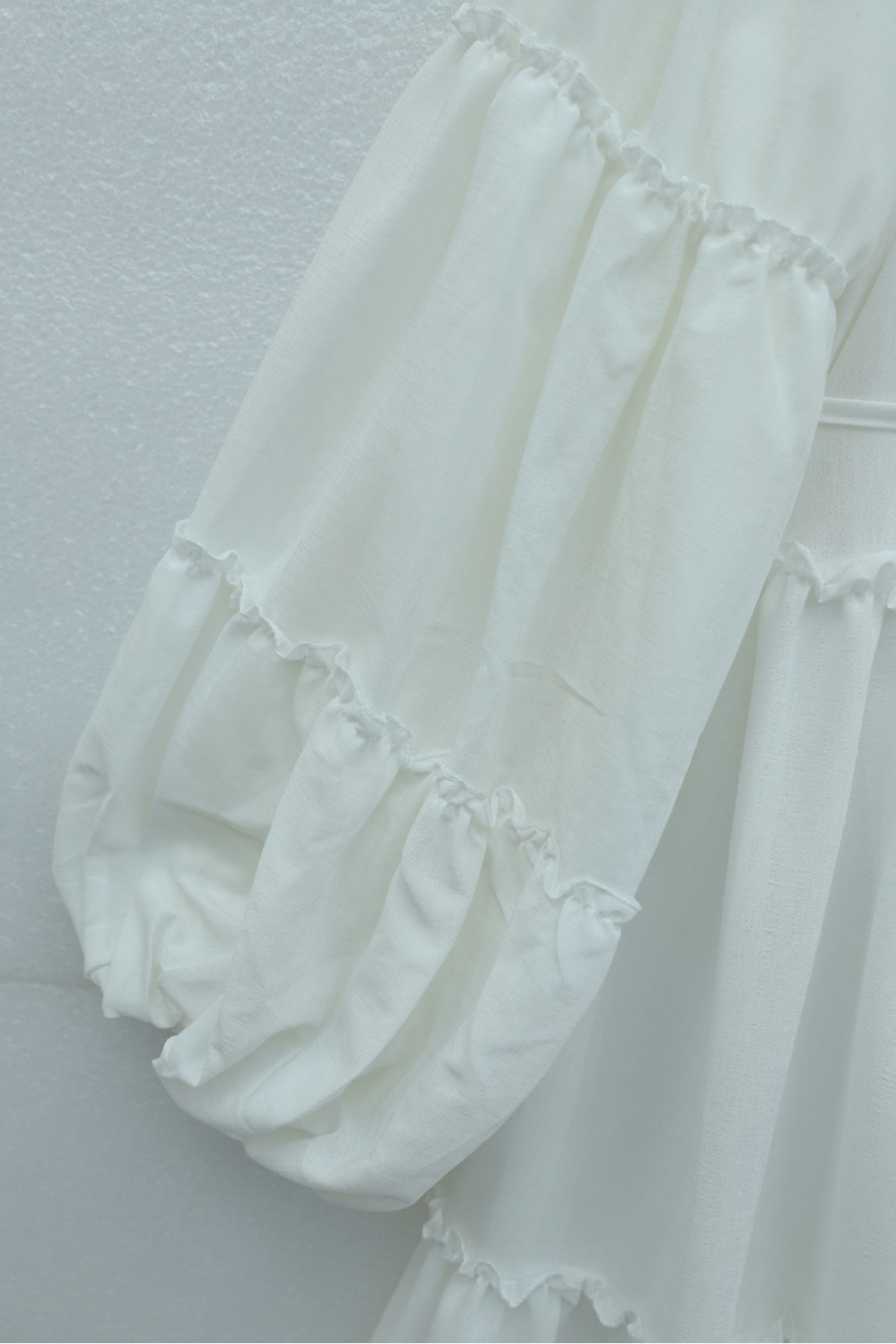 Kolu Lastikli Beli Bağlamalı Katlı Fırfır Detaylı Elbise  -Beyaz