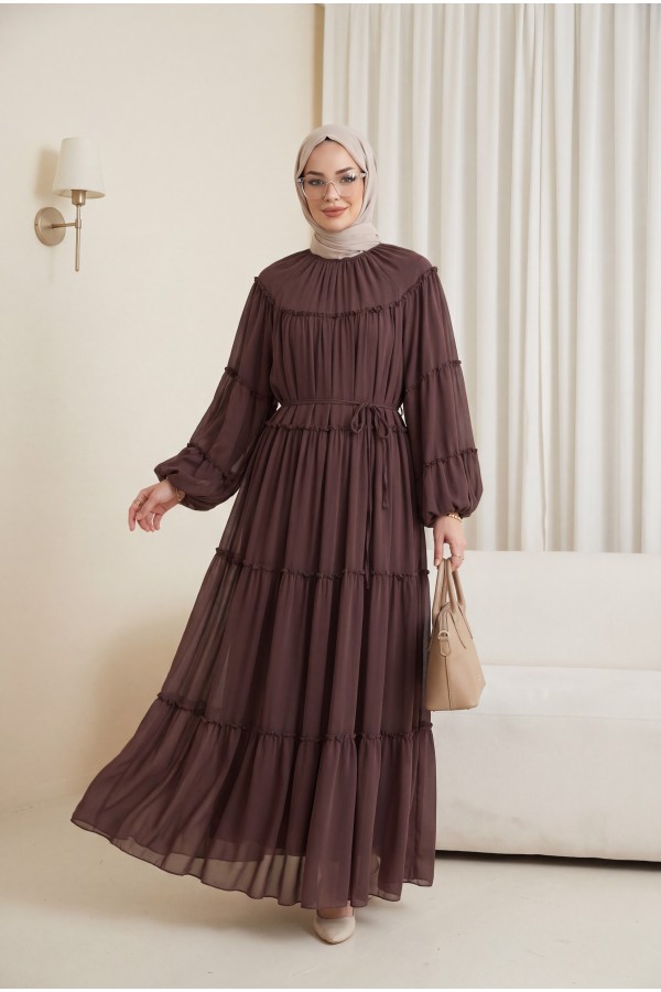 فستان مزين بكشكشة متعددة الطبقات وأكمام مطاطية ورباط عند الخصر.   -وردة مجففة