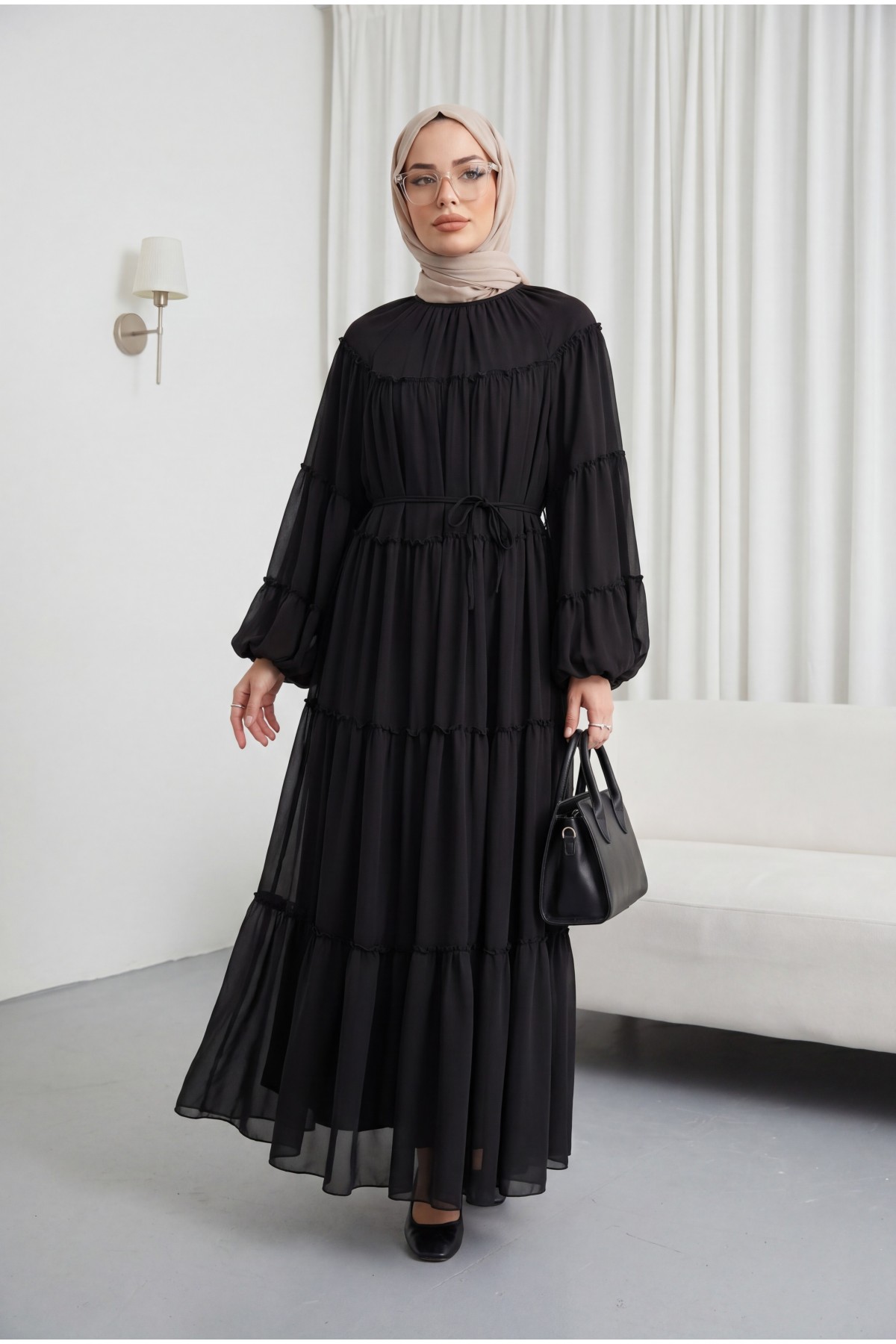 فستان مزين بكشكشة متعددة الطبقات وأكمام مطاطية ورباط عند الخصر.   -بني محروق