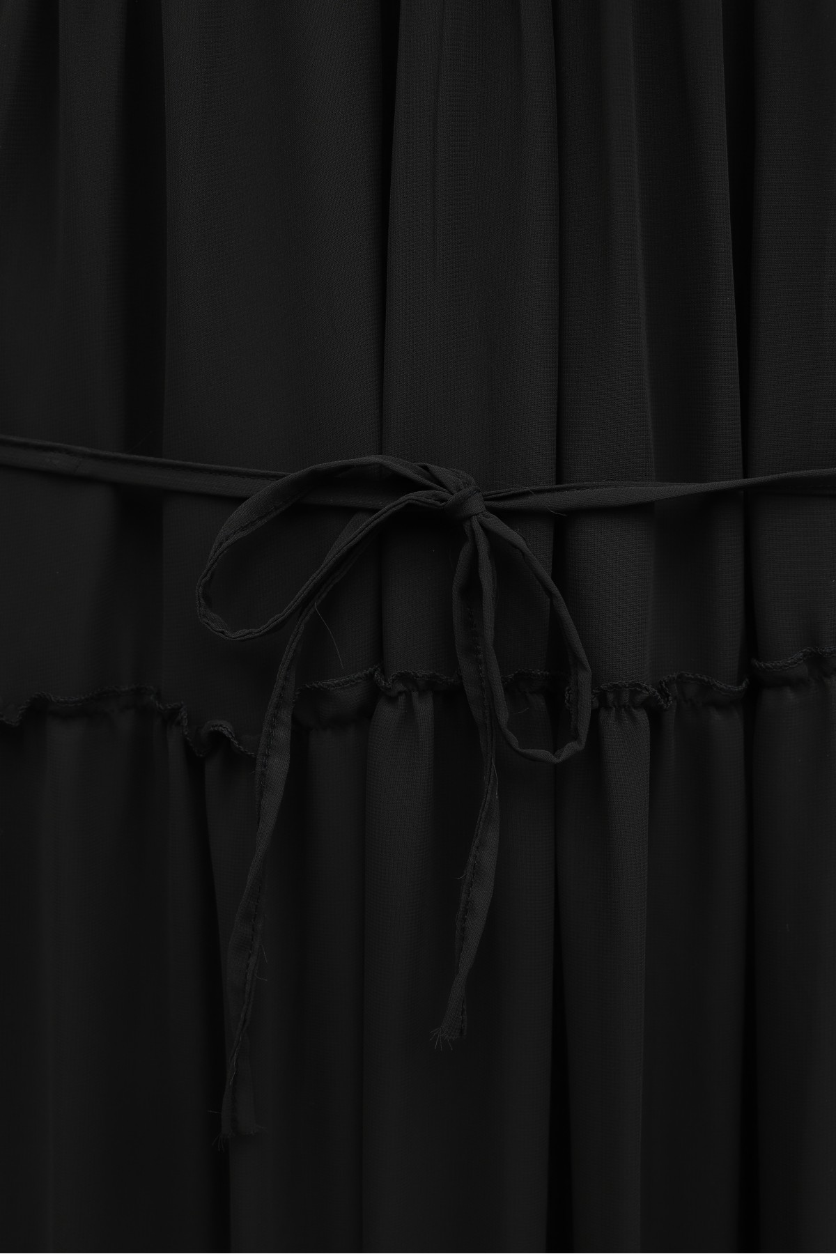 فستان مزين بكشكشة متعددة الطبقات وأكمام مطاطية ورباط عند الخصر.   -بني محروق