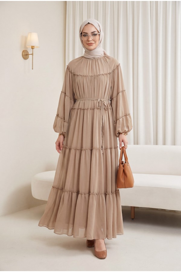 فستان مزين بكشكشة متعددة الطبقات وأكمام مطاطية ورباط عند الخصر.   -اللون البيج