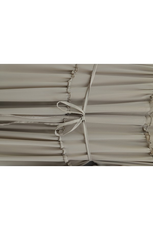 فستان مزين بكشكشة متعددة الطبقات وأكمام مطاطية ورباط عند الخصر.   -اللون البيج