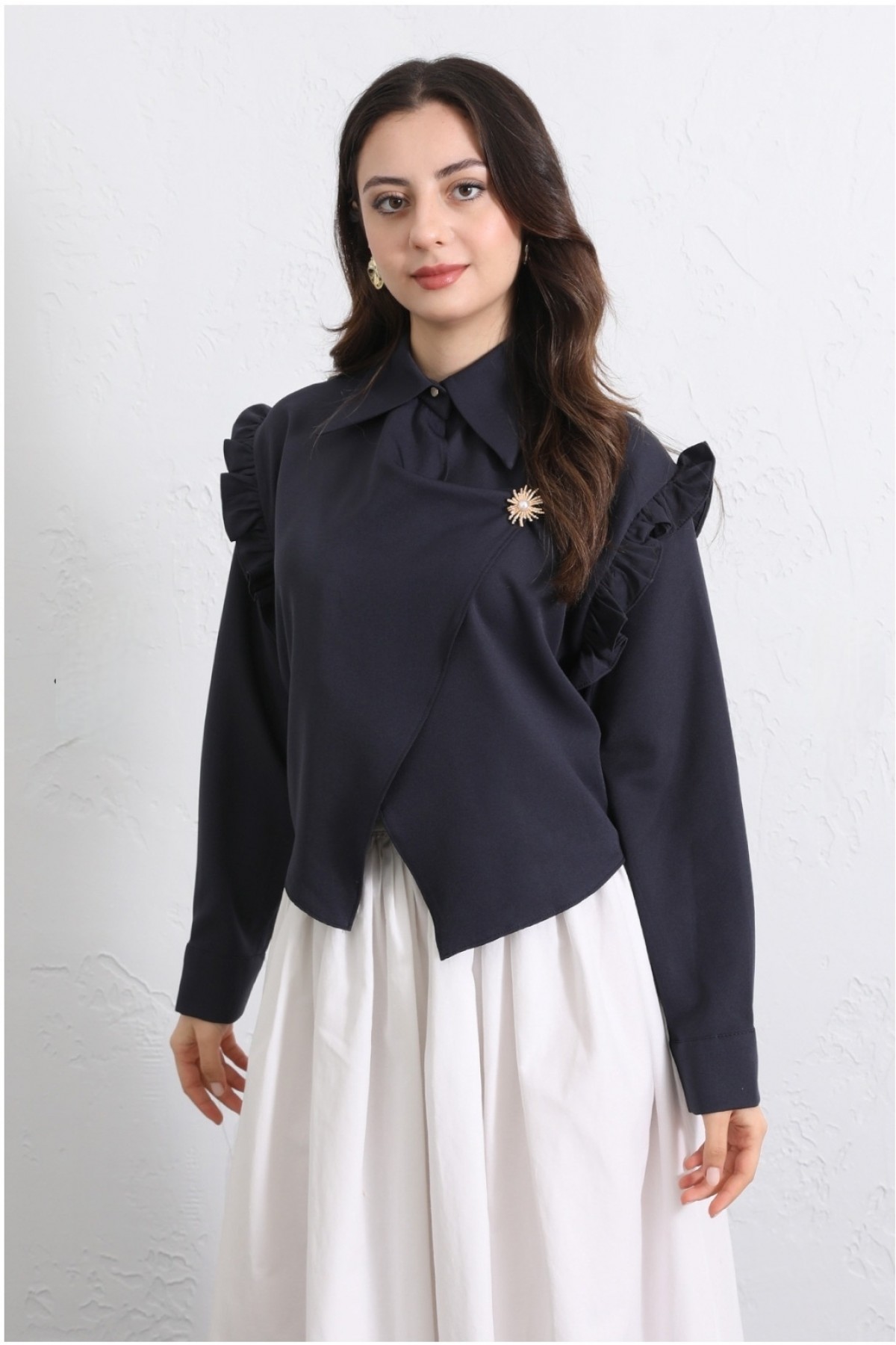 Omuzu Fırfırlı Önü Çapraz Çift Katlı Broş Detaylı Krep Bluz -Laci